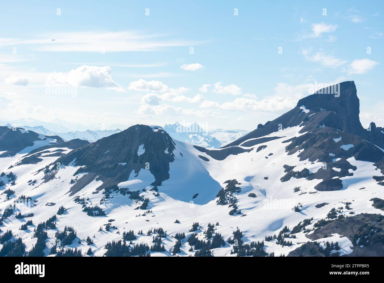 Der dramatische Gipfel des Black Tusk Mountain erhebt sich über schneebedeckte alpine Hänge. Stockfoto