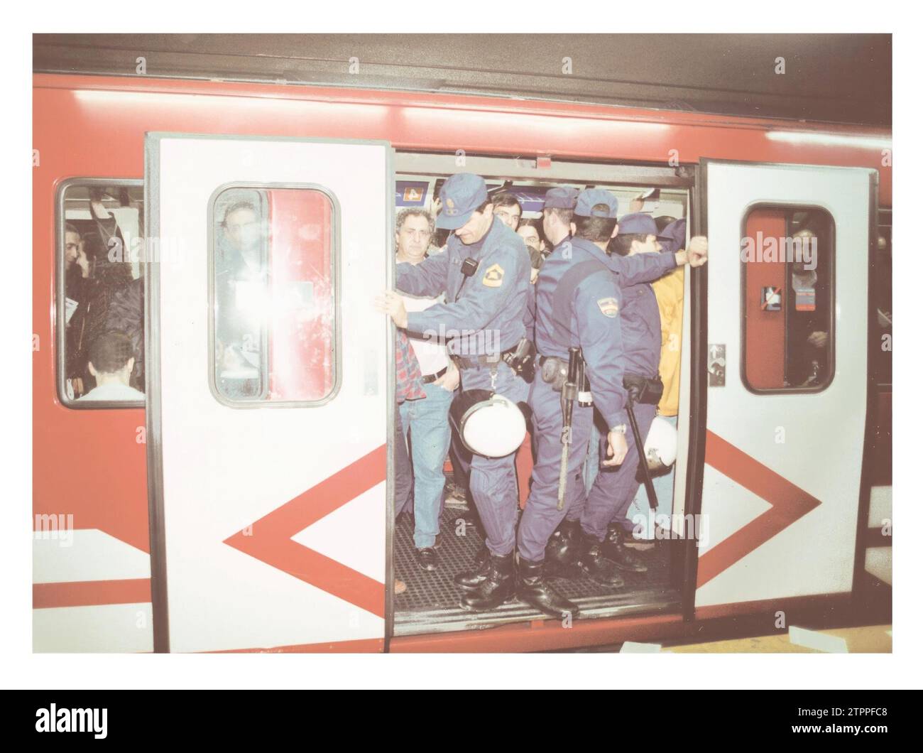 Madrid, 03.07.1998. Ein U-Bahn-Auto, das während des Streiks von der Polizei überwacht wird, aufgrund der zahlreichen gewalttätigen Vorfälle, die während des Streiks stattfinden. Quelle: Album / Archivo ABC / Alejandro Carra Stockfoto