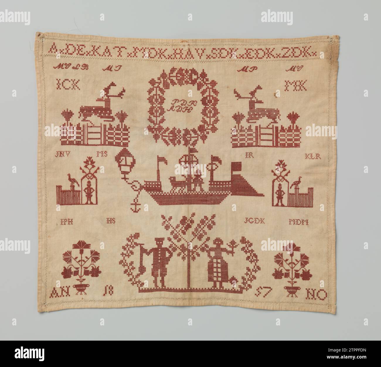 Merklappen aus Baumwolle, auf die mit roter Seide a.de.mdk.hav.Sdk.edk.zdk./ ick mk/ anno 1857 und eine Reihe von Aufführungen aufgestickt sind., A. de Kat, 1857 symmetrisch strukturiert. Oben mit Kreuzstich in A.D.Kat, das Handwerk; MDK, ihr Vater; HAV, Ihre Mutter; Brüder und Schwestern SDK, EDK und ZDK. Das Mädchen A. de Kat machte die Merklap im Waisenhaus der Nederduitsch-Reformierten Diakonie in Amsterdam. Die Regenten wurden von den Waisenkindern mit „Mutter“ angesprochen. Die kursiven Initialen in den Kapiteln MLVB, MI, MP, MV sind die Namen des Regentessens. Die Handwerkskunst sind Ick und mbk. Das ist es nicht Stockfoto
