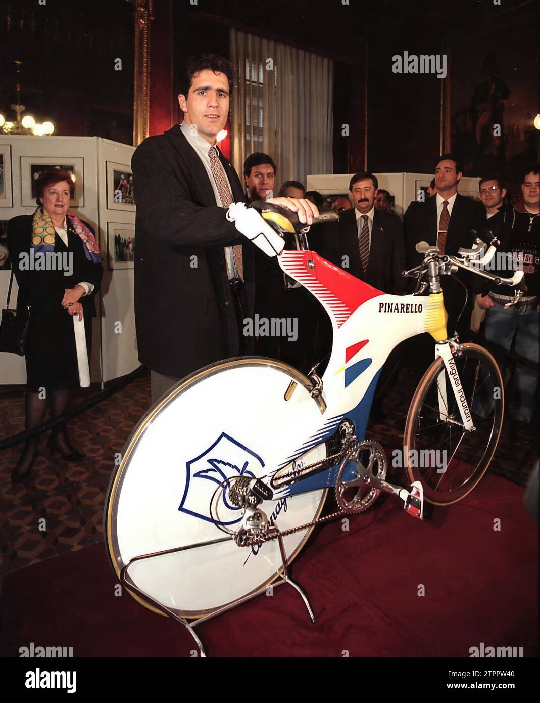 03/12/1998. Miguel Induráin in der ihm vom provinzrat von Saragossa gewidmeten Ausstellung „Induráin, ein Mythos“. Quelle: Album / Archivo ABC / Fabián Simón Stockfoto