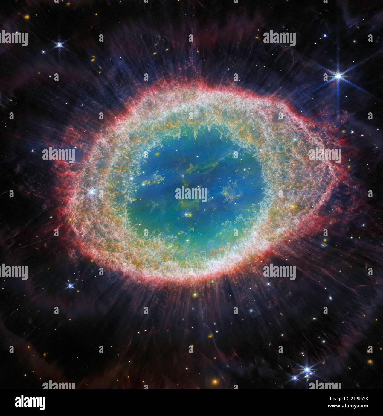 Washington, Usa. August 2023. Dieses Bild, das am 21. August 2023 veröffentlicht wurde und von der NIRCam (Near-Infrared Camera) des James Webb Space Telescope der NASA aufgenommen wurde, zeigt den bekannten Ringnebel mit beispiellosen Details. Der Ringnebel ist ein archetypischer planetarischer Nebel, der von einem Stern gebildet wird, der seine äußeren Schichten abwirft, während ihm der Treibstoff ausgeht. Auch bekannt als M57 und NGC 6720, liegt er in etwa 2.500 Lichtjahren Entfernung relativ nahe an der Erde. Dieses neue Bild bietet eine beispiellose räumliche Auflösung und spektrale Empfindlichkeit. NASA/UPI Credit: UPI/Alamy Live News Stockfoto