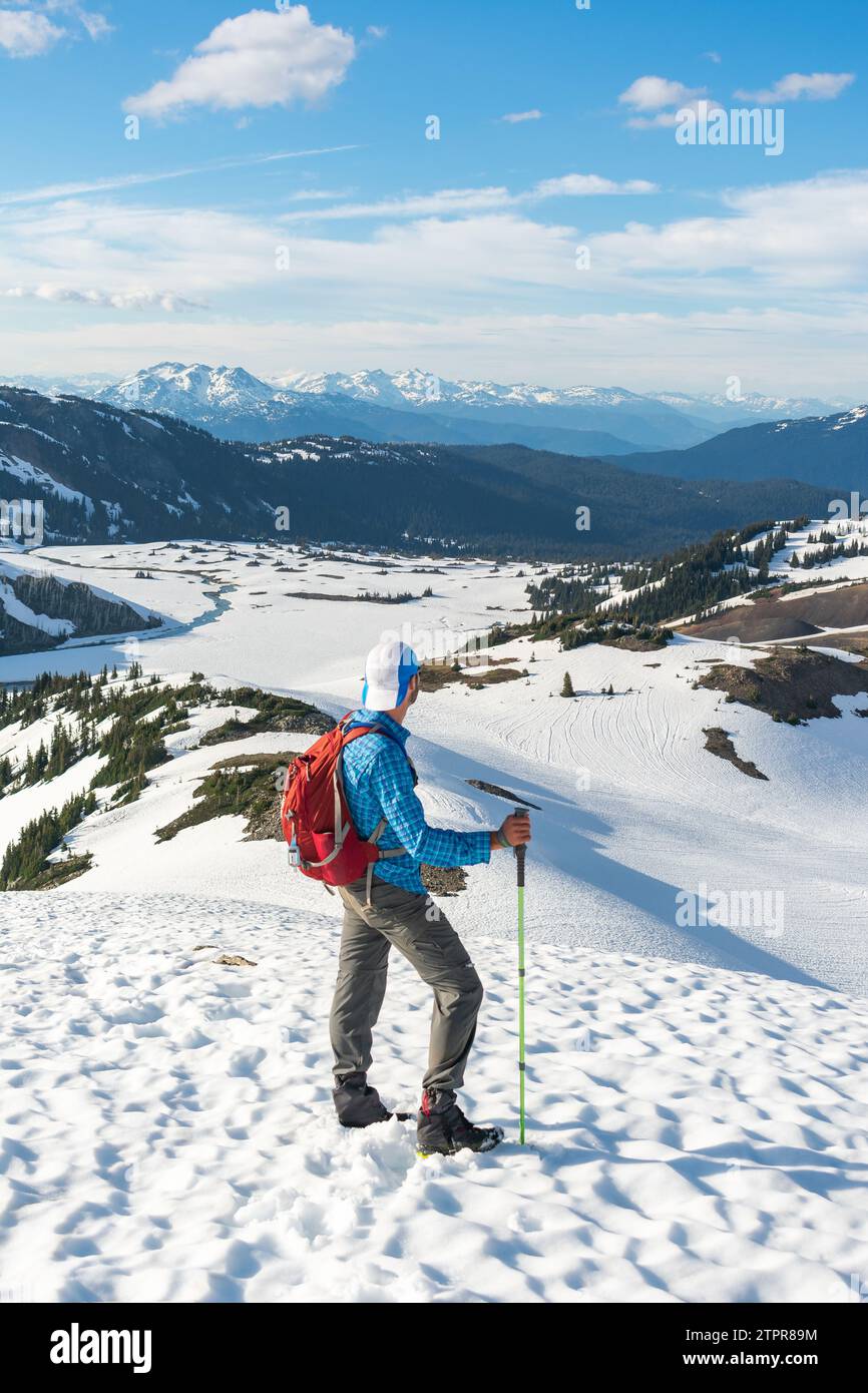 Der Wanderer erkundet riesige schneebedeckte Ausblicke im Hinterland von British Columbia. Stockfoto