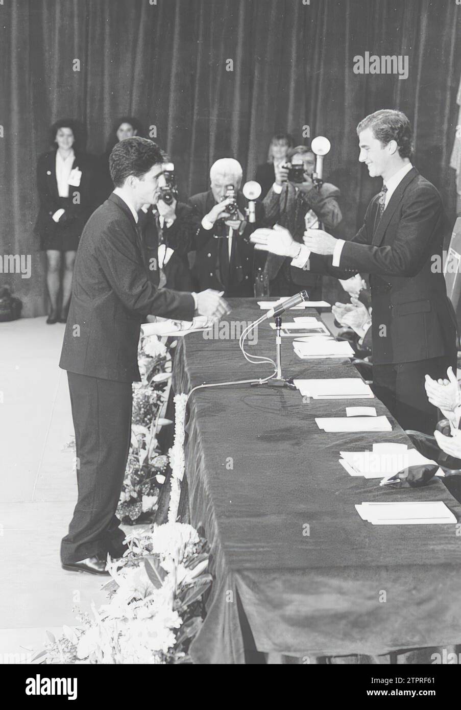 10/30/1992. Miguel Induráin erhält den Prince of Asturias Sports Award von Prinz Felipe de Borbón. Quelle: Album / Archivo ABC / José María Barroso Stockfoto