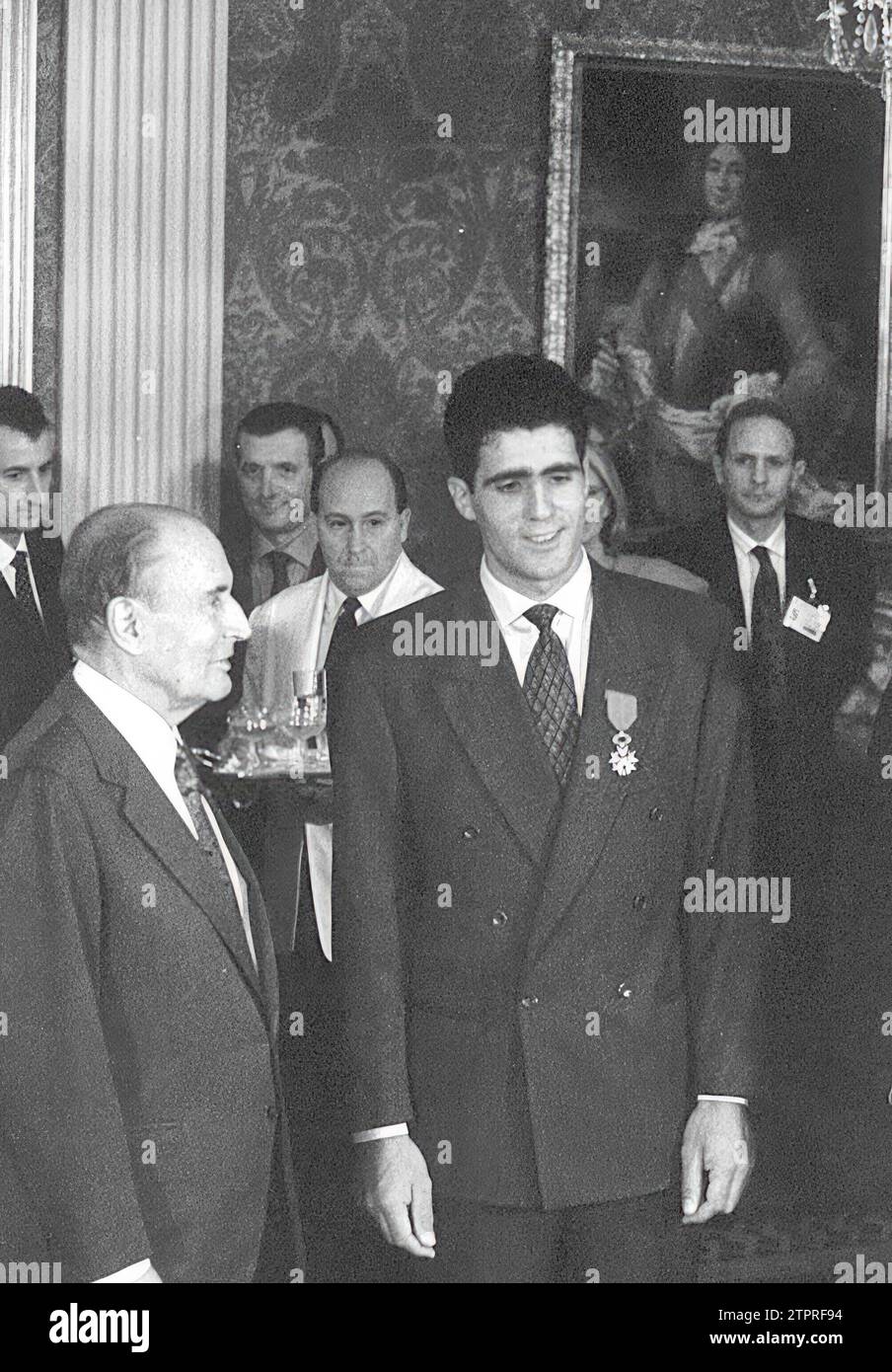 11/20/1993. Francois Mitterrand verlieh die Ehrenlegion an Miguel Induráin. Quelle: Album / Archivo ABC / Luis Ramírez Stockfoto
