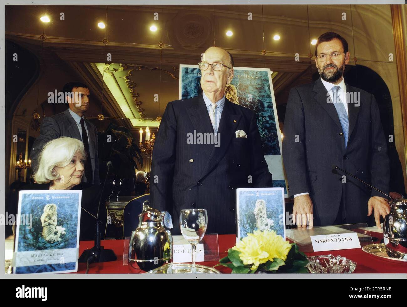 Madrid. 09/28/1999. Mariano Rajoy und Ana María Matute mit Camilo José Cela während der Präsentation ihres Buches Madera de boj. Quelle: Album / Archivo ABC / Yolanda Cardo,Julián de Domingo Stockfoto