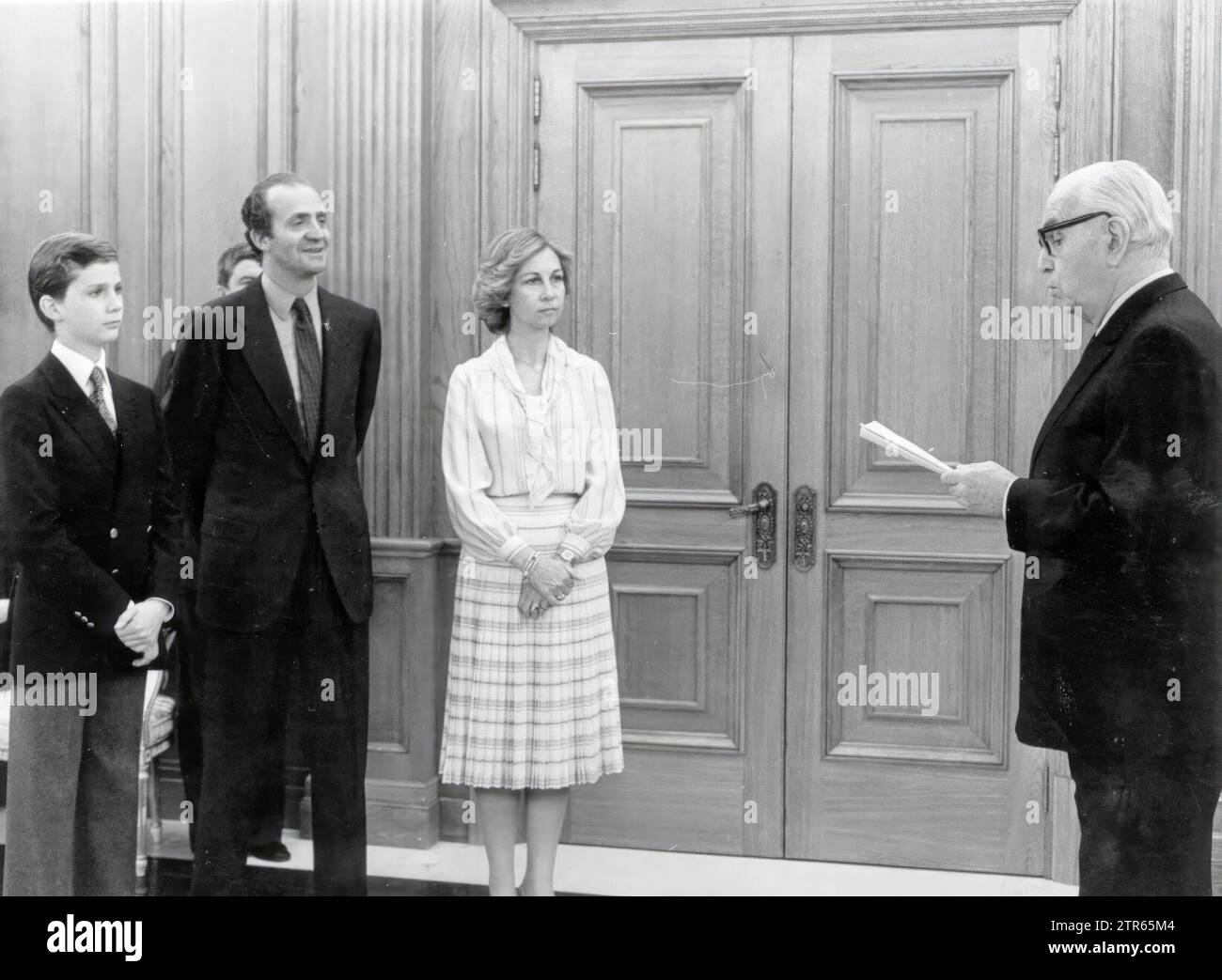 Madrid. 05/28/1982. Pedro Laín Entralgo liest eine Rede vor den Königen und Prinz Felipe. Quelle: Album / Archivo ABC / Manuel Sanz Bermejo Stockfoto