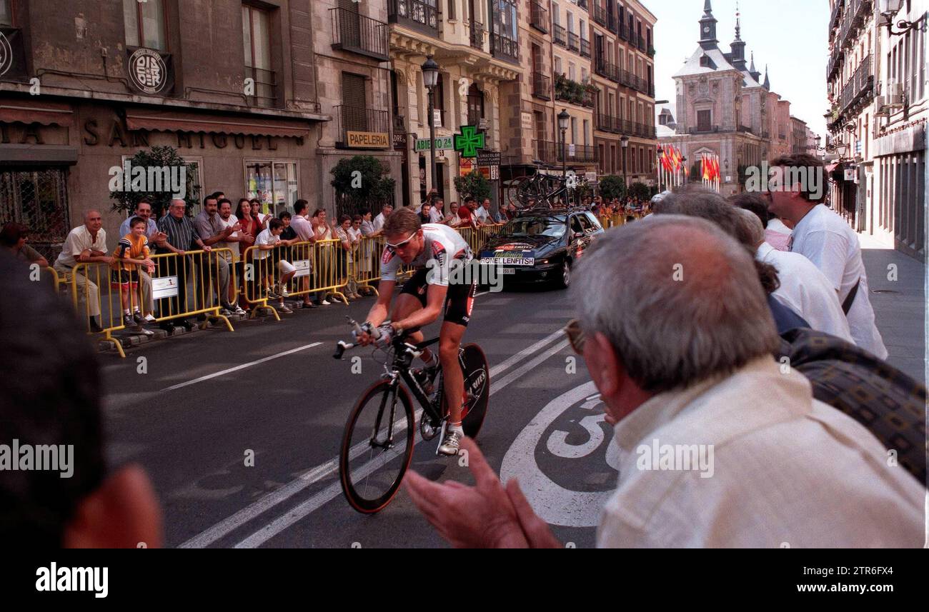 Madrid. 09/17/2000. Die Einwohner Madrids gingen auf die Straßen, um live die Entwicklung der letzten Etappe der Vuelta Ciclista zu beobachten. Quelle: Album / Archivo ABC / Julián de Domingo Stockfoto