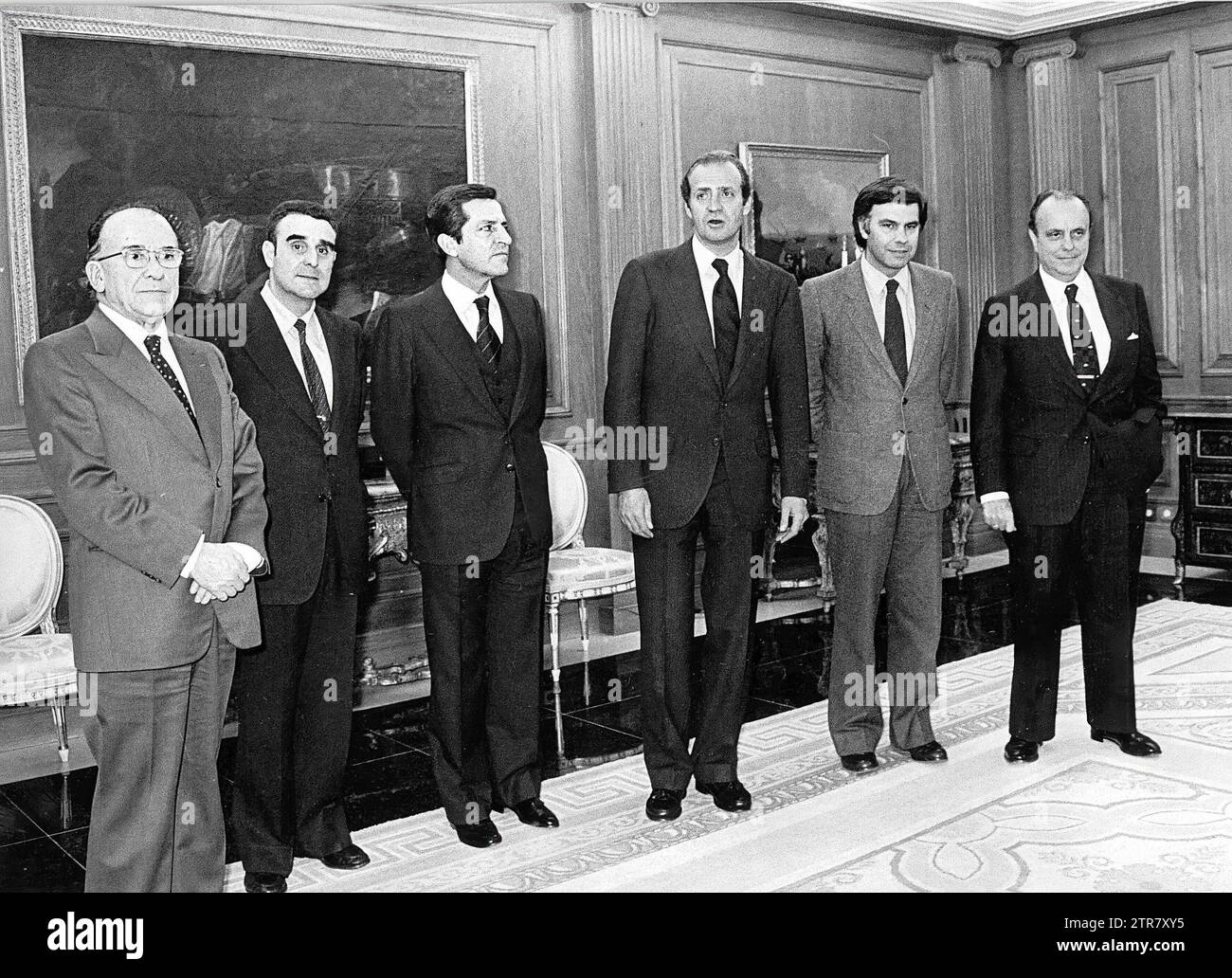 Madrid, 24.2.1981. Der König mit den wichtigsten politischen Führern traf sich anlässlich des Angriffs von Oberstleutnant Tejero im Kongress der Abgeordnetenmitglieder. Von links nach rechts: Santiago Carrillo, Agustín Rodríguez Sahagún, Adolfo Suárez, HM der König, Felipe González und Manuel Fraga. Quelle: Album/Archivo ABC Stockfoto