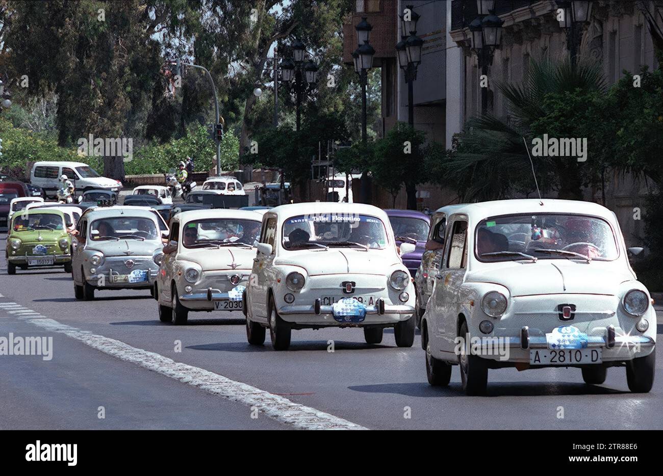 06/16/2001. Die nostalgischsten der 50er und 60er Jahre konnten sich gestern in Valencia an alte Zeiten erinnern, als sie die Konzentration der 600er Jahre beobachteten, die die Hauptstraßen der Hauptstadt Turia zum Staunen und Erwarten der Einwohner der Stadt bereiste. Die „Warteschlange“ von 600 endete auf der Plaza del Ayuntamiento, wo die neugierigsten ein Auto aus nächster Nähe beobachten konnten, das ein soziales Symbol seiner Zeit war. Quelle: Album / Archivo ABC / Israel García Stockfoto