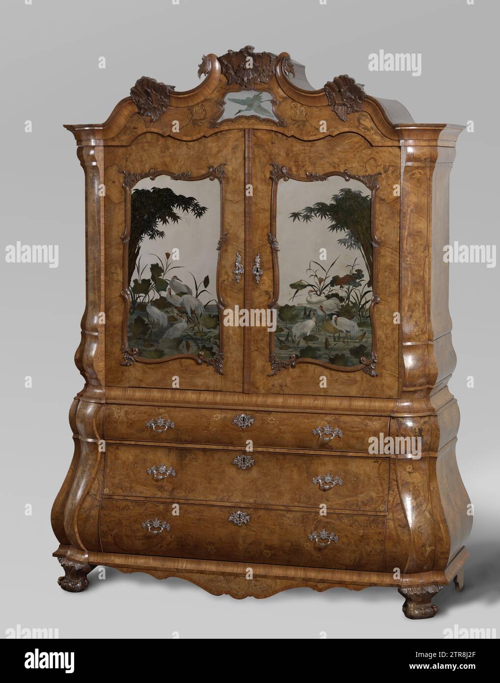 Spiegelschrank, Dirk Froger (zugeschrieben), um 1764 Spiegelschrank mit mehreren Holzarten auf Eichenkern verklebt und bestehend aus Ober- und Unterschrank. Der Unterschrank hat runde Eckformen, drei Schubladen und Ruhe auf Klauenteilen. Die Türen des oberen Schranks haben Spiegel mit „hinteren Glasmalereien“ im chinesischen Stil, mit Kranichen inmitten von Wasserpflanzen und Schilf. Die gewellte Haube hat in der Mitte einen Spiegel mit einer lackierten Fliegenden Kranverrundung. Zilverlag mit Amsterdam City Clear und Masterteken DF (Dirk Froger zugeschrieben). Amsterdam (möglicherweise) Holz (Pflanze mA Stockfoto