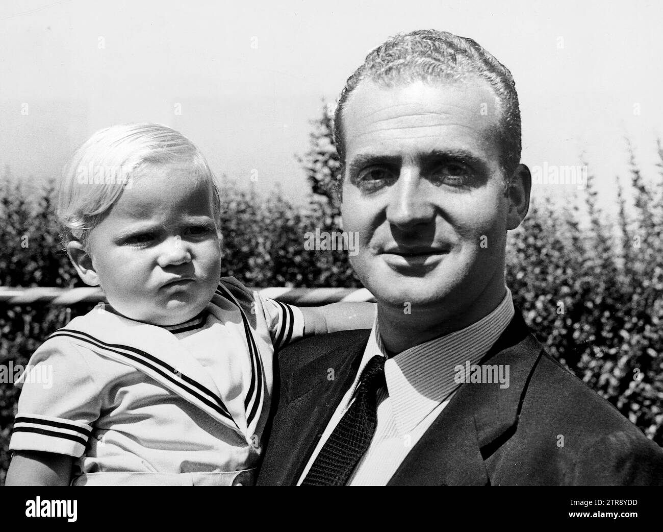 Madrid. 07/29/1969. König Juan Carlos I. hält Prinz Felipe de Borbón im Arm, im Palast von Zarzuela. Quelle: Album / Archivo ABC / Manuel Sanz Bermejo Stockfoto