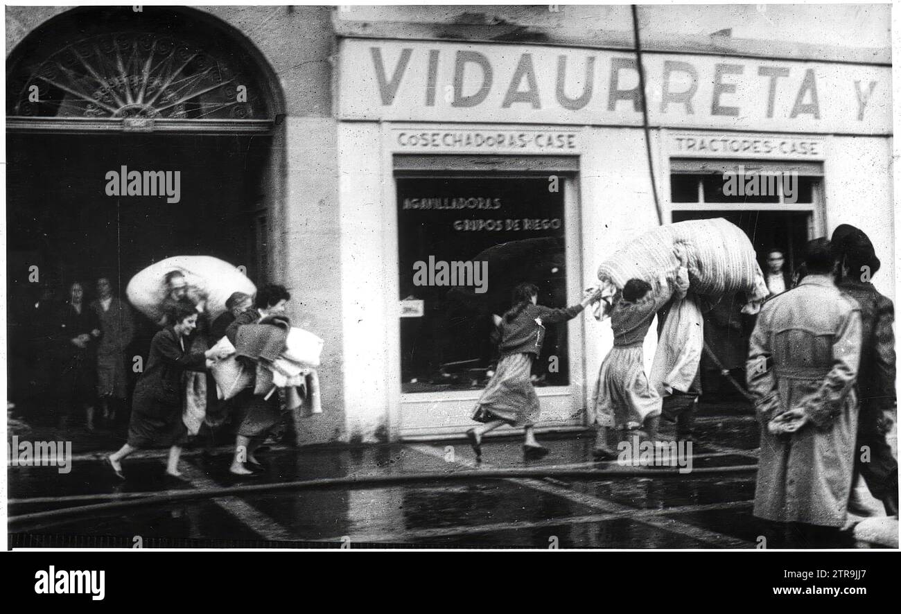 12/31/1929. (ABC Nr. 15483) in den Häusern 14, 15 und 16 auf der Avenida del Generalísimo brach Ein heftiges Feuer aus. Die Bewohner der Häuser retten die Möbel und Gegenstände. Quelle: Album/Archivo ABC Stockfoto