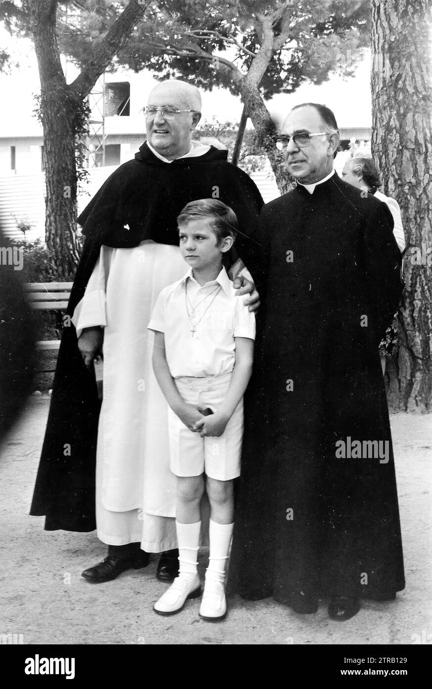 05/29/1975. Mit Pater Manuel Aguilar, der seine erste Kommunion abhielt, und dem Kaplan des Prinzen Federico Suarez (rechts: Album / Archivo ABC) Stockfoto