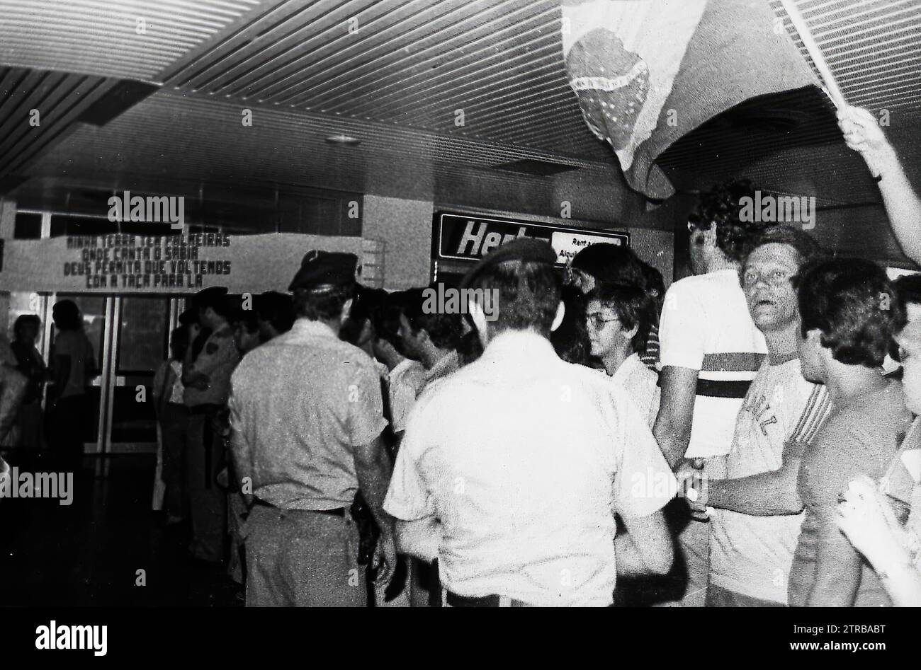 6/7/1982. Fans warten am Flughafen San Pablo in Sevilla auf die brasilianische Mannschaft, während der Feier der Weltmeisterschaft 1982 im andalusischen Hauptquartier. Quelle: Album / Archivo ABC / Doblado Stockfoto
