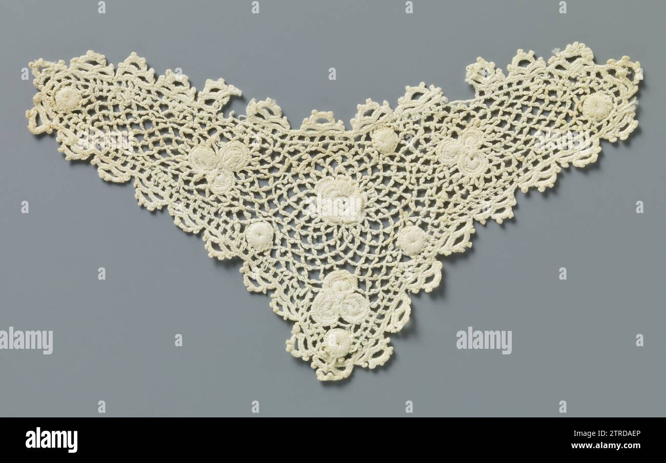Häkelseite mit Rose- und Kleeblättern, anonym, ca. 1890 - ca. 1909 dreieckiges Stützstück von naturfarbiger irischer Häkelseite. In der Mitte des Dreiecks eine mehrschichtige Rose mit einem Sprühmuster um sie herum mit Kleeblatt und Punkten. Gestrickter Boden mit potente diamantförmigen Maschen. An allen Seiten mit pikotierten dreiteiligen Bögen fertig. Ierland (möglicherweise) dreieckiges Stützstück aus Baumwolle (Textil) mit naturfarbener irischer Häkelseite. In der Mitte des Dreiecks eine mehrschichtige Rose mit einem Sprühmuster um sie herum mit Kleeblatt und Punkten. Gestrickter Boden mit potente diamantförmigen Maschen. Stockfoto