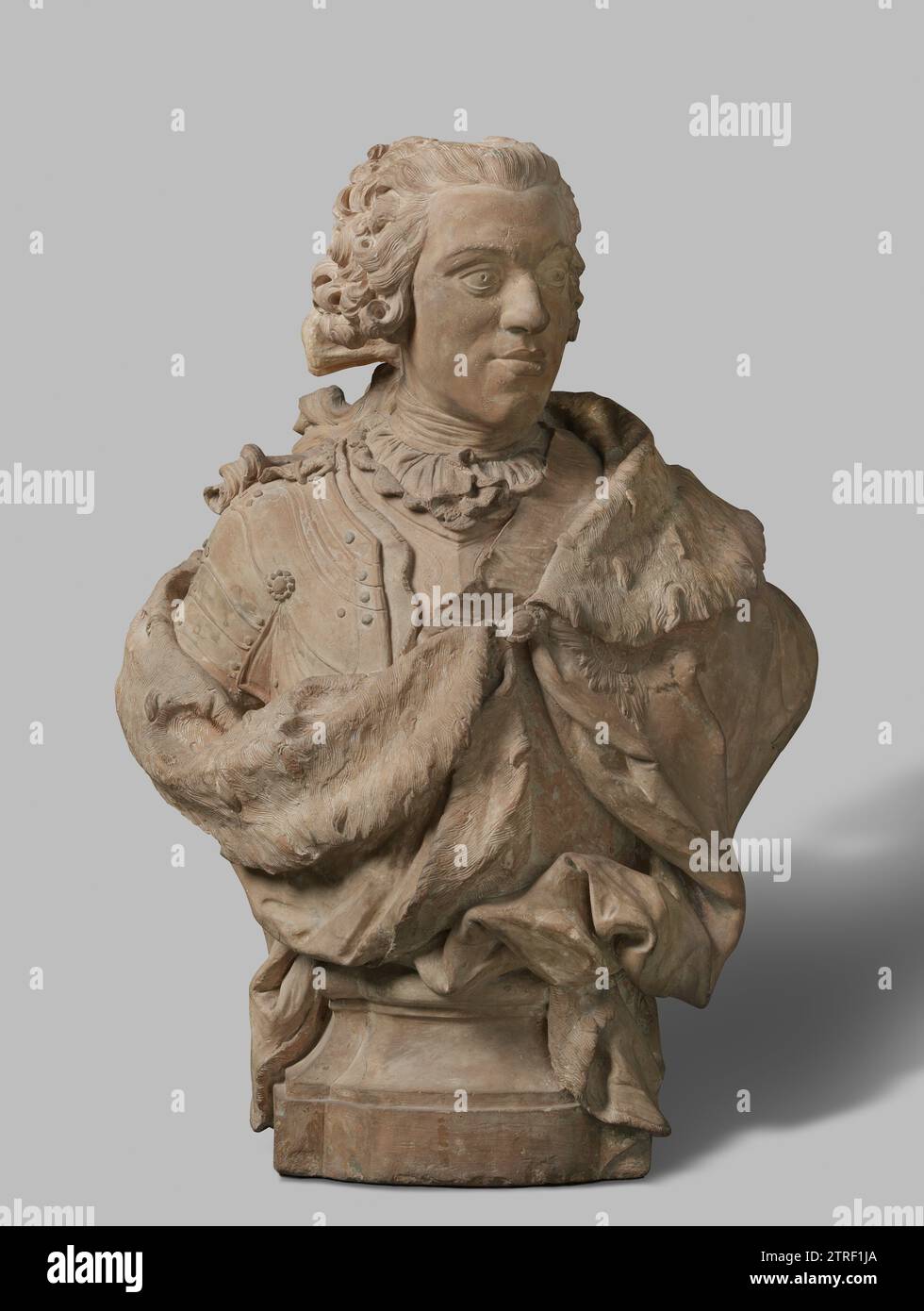Büste von Wilhelm IV., Jan Baptist Xavery, 1733 der Prinz hat den Kopf drei Viertel nach rechts, trägt eine Perücke, deren Locken teilweise nach hinten hängen und durch eine Schleife am Hals zusammengebunden sind. Über einem dünnen, fein gefalteten Hemd mit Jabot, von dem nur der gelappte Oberrand des Innenfutters zu sehen ist, ein Kuras. Von der linken Schulter aus ist der mit Hermelin gefütterte Mantel, einschließlich des Riemens der Strumpfhose, teilweise verborgen. Die entsprechende Dekoration mit Honi [soit qui mal y pense] ist teilweise auf dem Mantel sichtbar, der von vorne durch ein Edelstein geschlossen wird und von ei abhängt Stockfoto