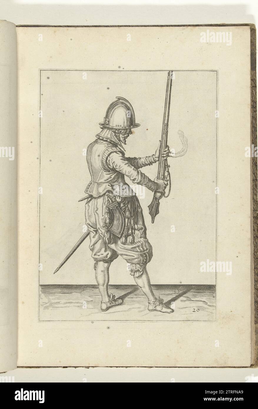 Soldat, der sein Ruder mit beiden Händen aufrecht hält (Nr. 20), ca. 1600, 1597 - 1608 Ein Soldat, rechts, rechts, der mit beiden Händen ein Ruder (eine bestimmte Art von Schusswaffe) hält, den Kurs nach oben zeigt, um es nach links zu bringen (Nr. 20), ca. 1600. In seiner linken Hand neben dem Ruderlauf auch ein brennender Docht. Platte 20 in der Anleitung zum Umgang mit dem Ruder: Corte Onderwysinghe auf dem Figuerliicke-Bild, interessiert t'rechte Ghebruyck des Roers. Teil der Illustrationen in: J. de Gheyn, Weapons Handele of Roers Musquetten and Spiessen, den Haag, 1607. Der Krieg war da Stockfoto