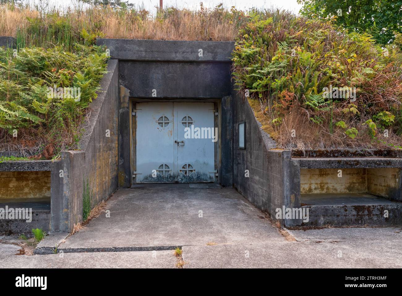 Horizontales Foto von zwei Türen, die zu einer Batterie im historischen Fort Columbia State Park im Pacific County im Bundesstaat Washington, USA führen. Stockfoto