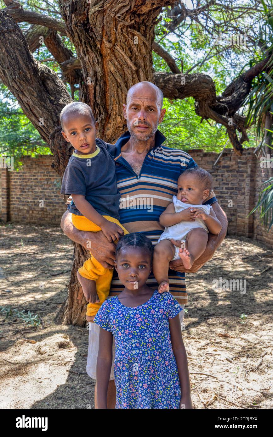 Porträt gemischter Ethnizitätsfamilie, kaukasier afrikaner, alter Vater und Kinder, zusammen im Hof Stockfoto