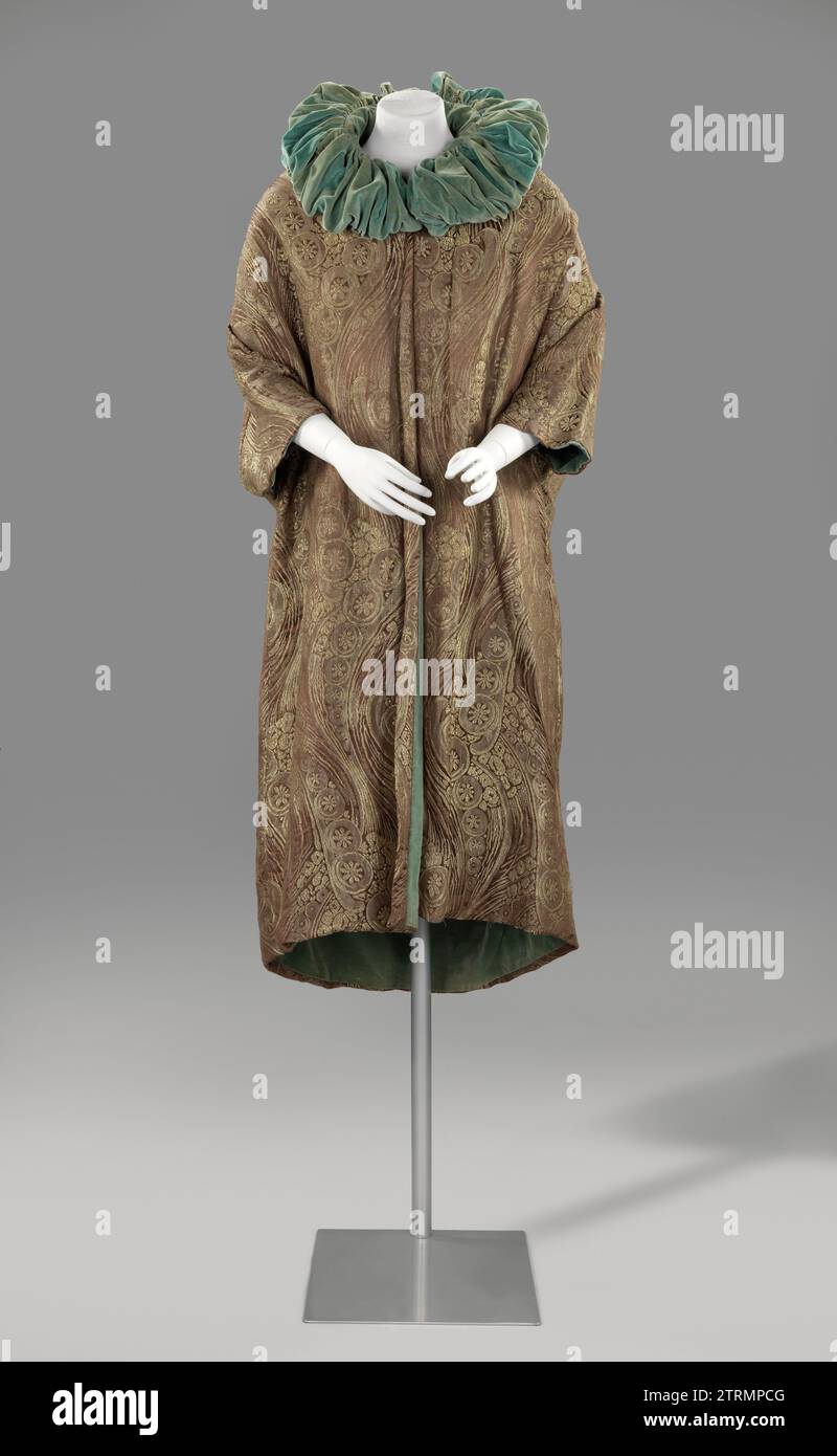 Abendmantel mit Rüschenkragen, anonym, ca. 1920 - ca. 1930 Abendmantel, wendbar, aus Goldbrokat und türkisgrünem Samt. Art Déco. Mittellanges, gerades Modell mit abgerundeten Schultern. Kein Abschluss. Geräumig in einem doppelten, fallenden Samtkragen. Als Hülsen, Ventile, die unter dem Schulterpass verwendet werden. Brüssel (möglicherweise) Brokat (Textil). Abendmantel aus Samtgewebe, wendbar, aus Goldbrokat und türkisgrünem Samt. Art Déco. Mittellanges, gerades Modell mit abgerundeten Schultern. Kein Abschluss. Geräumig in einem doppelten, fallenden Samtkragen. Als Hülsen verwendeten Ventile u Stockfoto