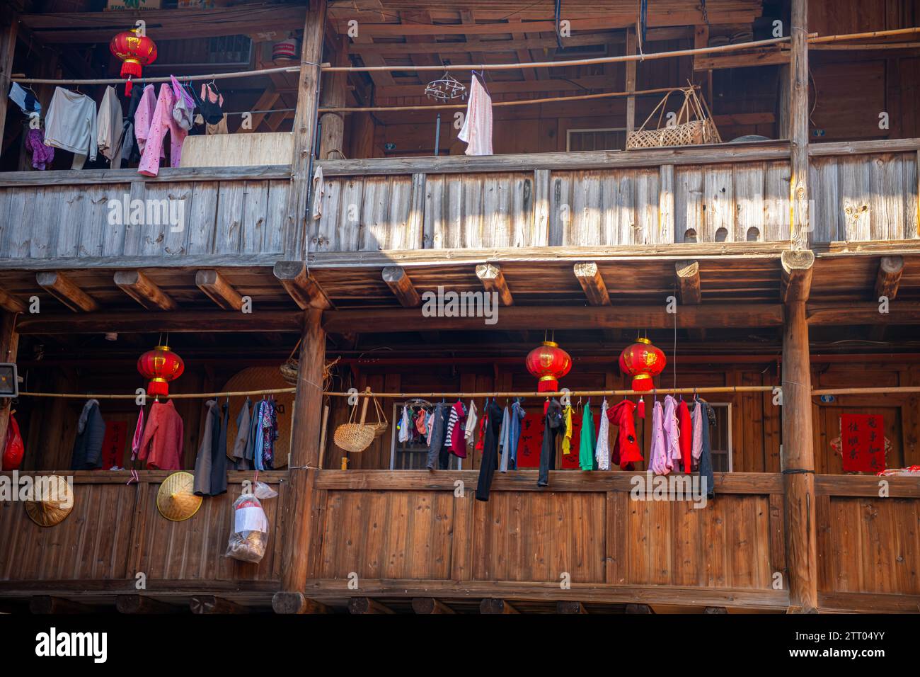 20. FEBRUAR 2023, FUJIAN, CHINA: Bild im Inneren des quadratischen Daches Tulou, Fujian, China. Übersetzung aus dem chinesischen Erdgebäude. UNESCO Welt He Stockfoto 20. FEBRUAR 2023, FUJIAN, CHINA: Bild im Inneren des quadratischen Daches Tulou, Fujian, China. Übersetzung aus dem chinesischen Erdgebäude. UNESCO Welt He Stockfoto