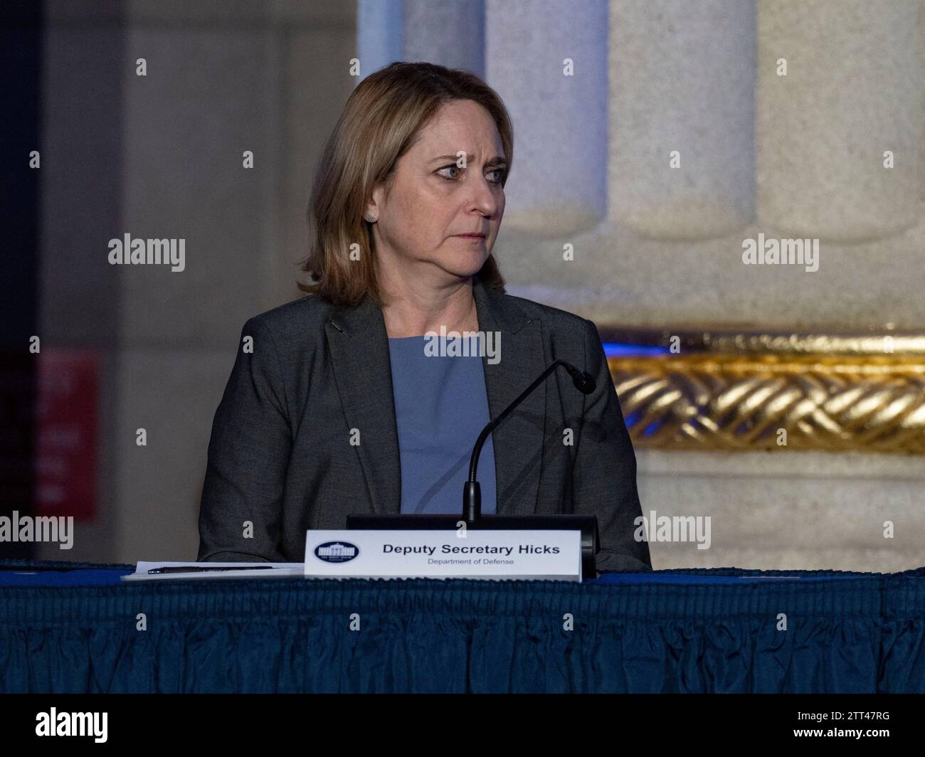 Washington, Alabama, USA. Dezember 2023. Die stellvertretende Sekretärin des Verteidigungsministeriums KATHLEEN H. HICKS hört sich eine Präsentation auf der dritten Sitzung des National Space Council an. Das Treffen konzentriert sich auf internationale Weltraumpartnerschaften und das Artemis-Programm, die von den USA geleiteten internationalen Koalitionsbemühungen, zum Mond zurückzukehren. (Credit Image: © Sue Dorfman/ZUMA Press Wire) NUR REDAKTIONELLE VERWENDUNG! Nicht für kommerzielle ZWECKE! Stockfoto