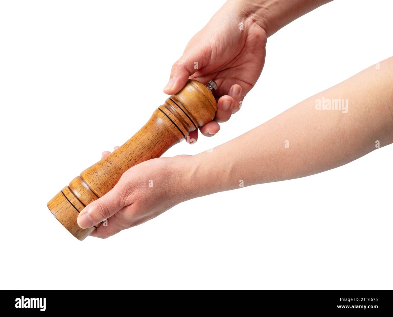 Hölzerne Pfeffermühle in der Hand der Männer isoliert auf weißem Hintergrund. Stockfoto