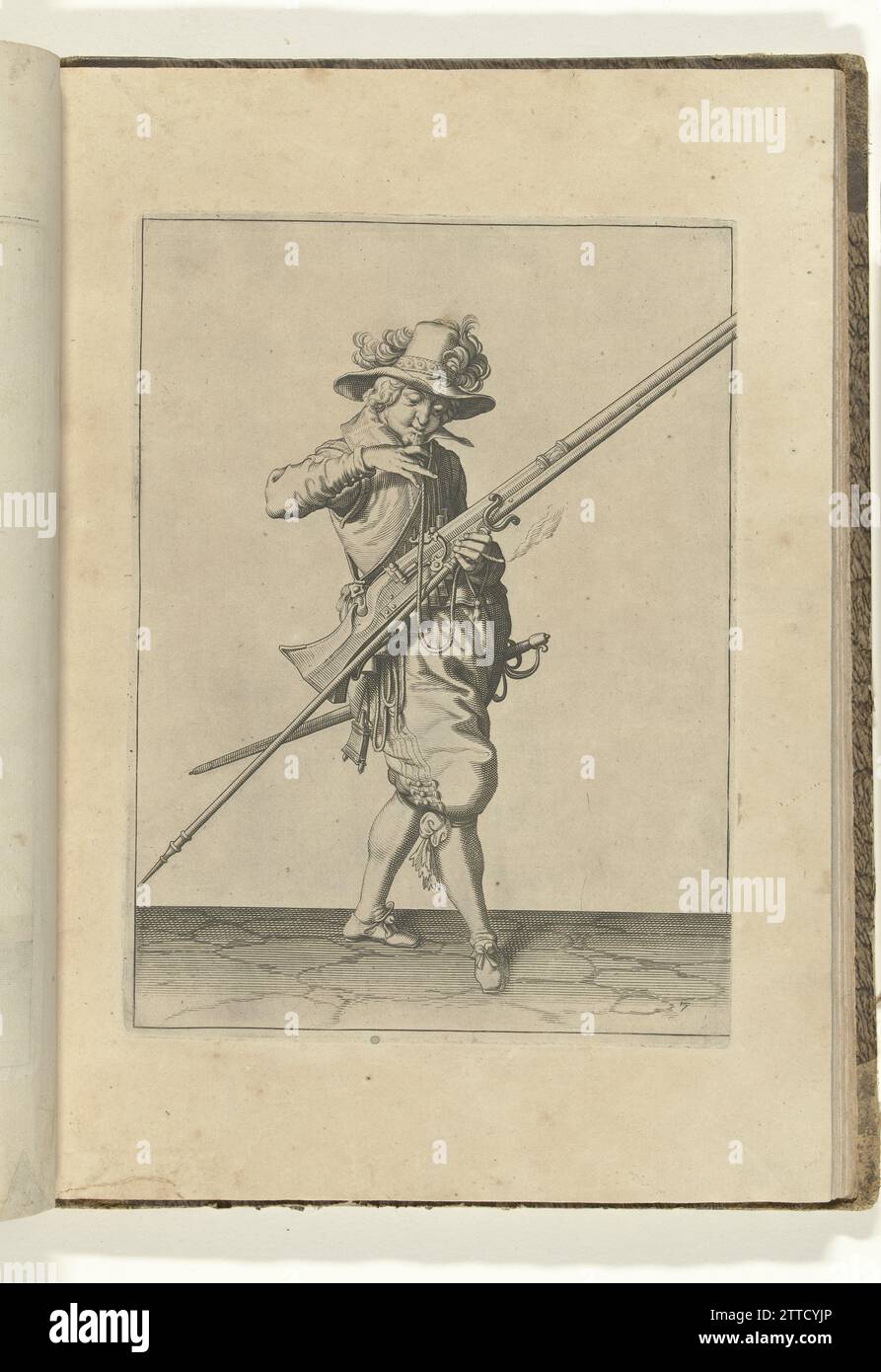 Soldat mit einer Muskete, die seinen Docht in den Mund bringt, um ihn sauber zu blasen (Nr. 7), ca. 1600, 1597 - 1608 Ein Soldat, rechts, der mit seiner linken Hand (Nr. 7) eine Muskete (eine bestimmte Art von Schusswaffe) hält, ca. 1600. Mit seiner rechten Hand bringt er einen brennenden Docht in den Mund, um ihn sauber zu blasen. Platte 7 in der Anleitung zur Handhabung der Muskete: Letter Enseigement, Sur Les Pourtraitz Figurez, Touchant le Droit Maniement du Mousquet. Teil der Illustrationen in einer französischen Ausgabe von J. de Gheyns Wapenhandelhe: J. de Gheyn, Maniement d’Armes, d’arquebuses, Mousquetz et piques: Und Confo Stockfoto