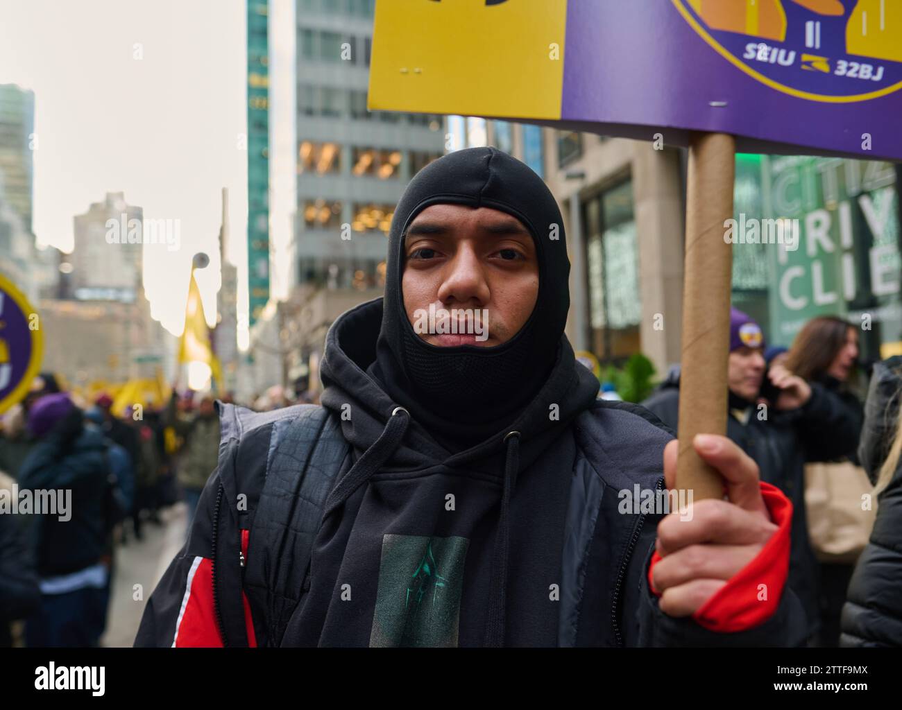 New York, New York, USA. Dezember 2023. Mitglieder der 32BJ union Rallye, um einen Streik von 20.000 gewerblichen Reinigungskräften in der ganzen Stadt zu genehmigen, bis ihre Vertragserneuerung Forderungen nach besseren Krankenversicherungen und Rentenverbesserungen erfüllt sind. (Kreditbild: © Edna Leshowitz/ZUMA Press Wire) NUR REDAKTIONELLE VERWENDUNG! Nicht für kommerzielle ZWECKE! Stockfoto