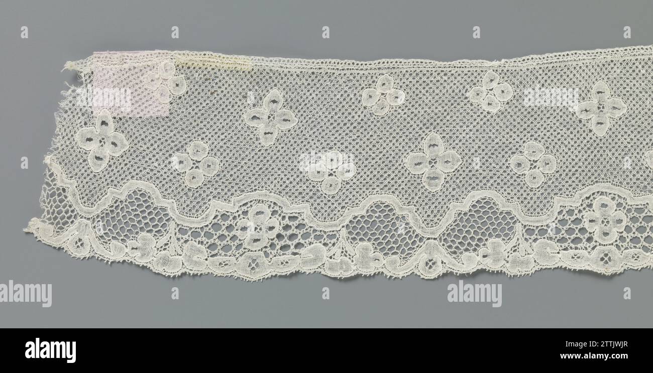 Streifenspule mit symmetrischem Muster um einen durchgehenden gewellten dekorativen Rahmen unter der Mittellinie des Streifens, anonym, ca. 1800 - ca. 1849 Streifen naturfarbener Spule, Flanderseite. Das Muster auf der oberen Hälfte des Streifens besteht aus zwei Reihen von losen Motiven, immer zweimal eine Konfiguration von vier Kreisen, durchsetzt von einer Blume mit vier Spitsovale-Blüten. Gut unter der Mittellinie des Streifens besteht er aus einem durchgehenden gewellten dekorativen Rahmen, der einen durchgehenden gewellten Rahmen bildet, der entlang der Unterseite des Streifens mit dem Anschluss eine Art Kartuschen bildet Stockfoto