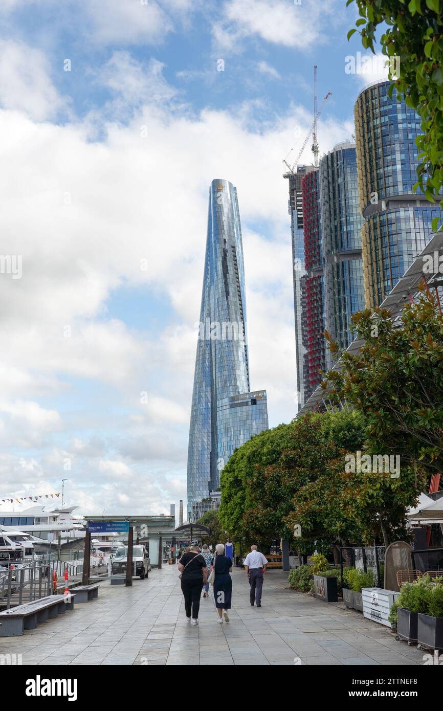 Von Bäumen gesäumte Promenade in Barangaroo, Sydney, Australien Stockfoto