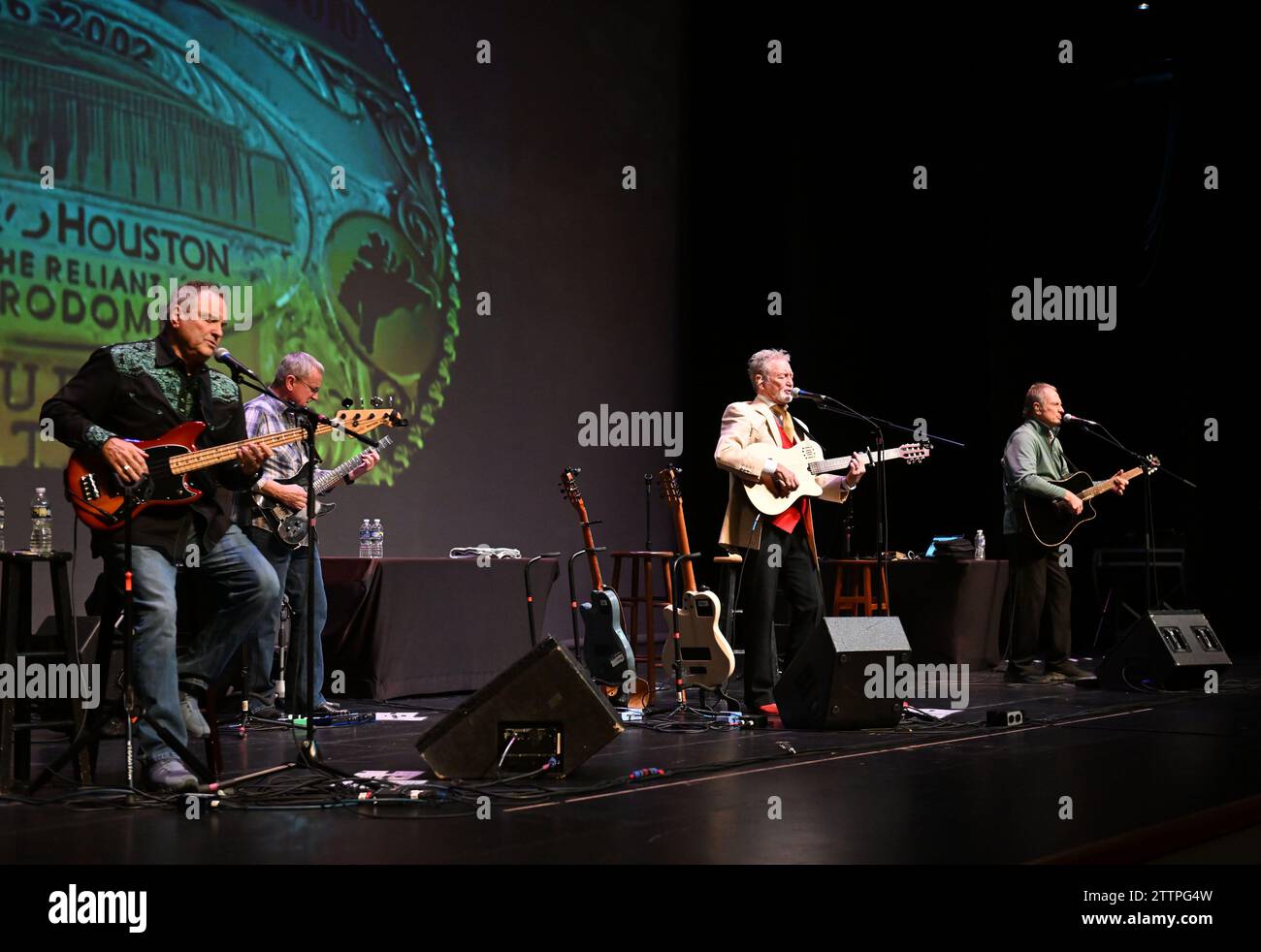 21. Dezember 2023, Virginia Beach, Virginia, USA: DIE GATLIN-BRÜDER Rollen am 20. Dezember 2023 im Sandler Center in Virginia Beach, Virginia durch ihre jahrzehntelangen Hits Foto Â ©Jeff Moore (Credit Image: © Jeff Moore/ZUMA Press Wire) NUR REDAKTIONELLE VERWENDUNG! Nicht für kommerzielle ZWECKE! Stockfoto