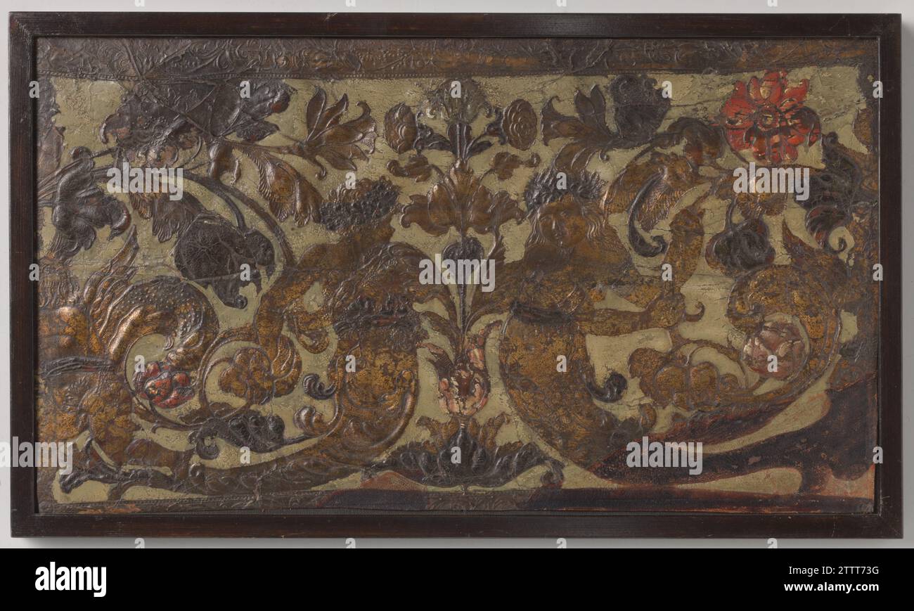 Brett aus erhöhtem Goldleder, verziert mit zwei Meeresbewohnern, Blumen- und Blattreben in symmetrischer Struktur, anonym, um 1652 Brett aus erhöhtem Goldleder, verziert mit zwei Meeresbewohnern, Blumen- und Blattreben in symmetrischer Struktur. Oben und unten (Teile davon) eine schmale Zierkante. Malerei in Rot und Braun (immer grün) auf grauem/grünem Boden. Mit modernem Holzrahmen ausgestattet. Das Haager Leder. Brett aus hochgezogenem Goldleder, verziert mit zwei Meeresbewohnern, Blumen- und Blattreben in symmetrischer Struktur. Oben und unten (Teile davon) eine schmale Zierkante. Schmerzen Stockfoto