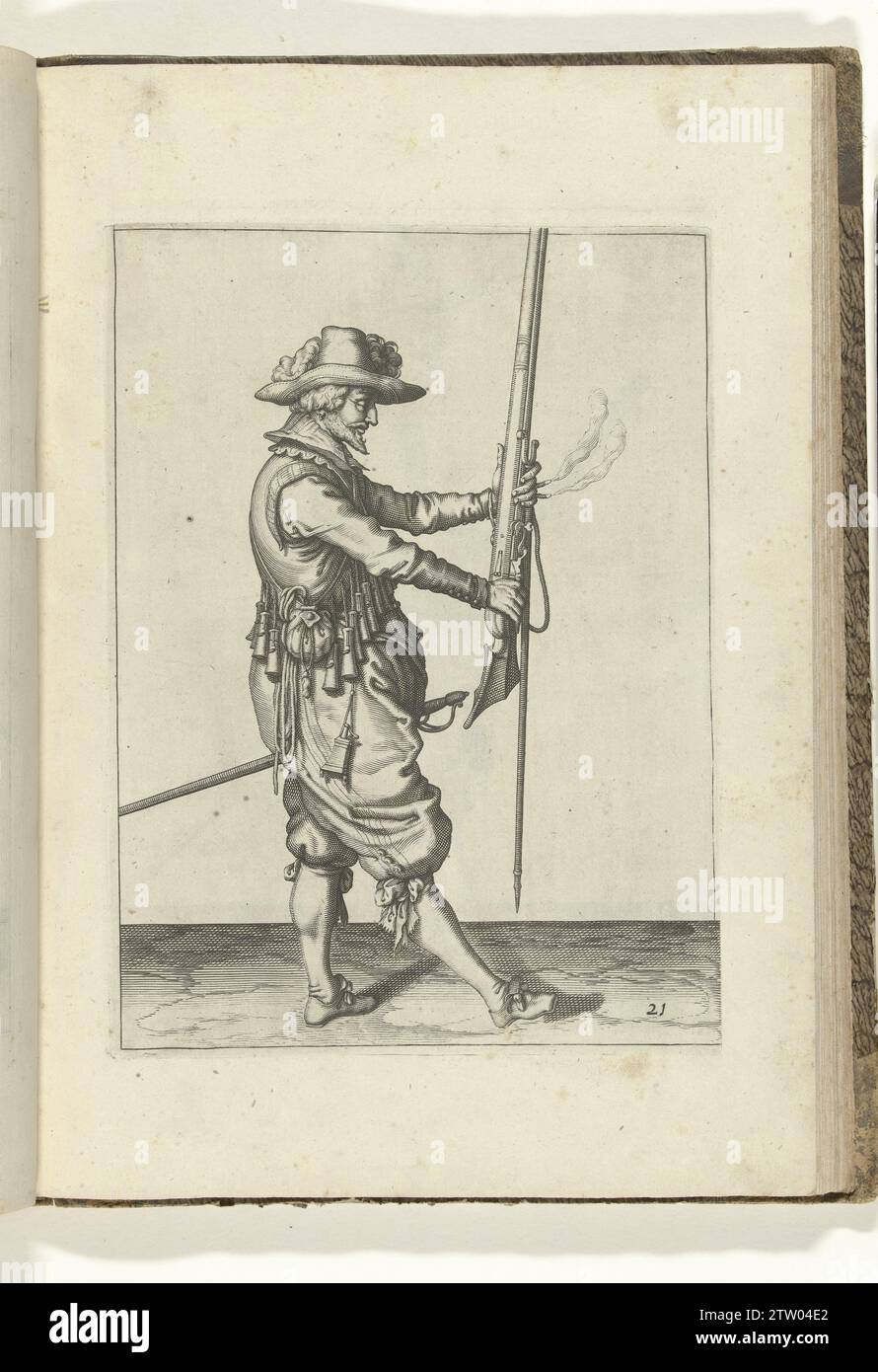 Soldat, der seine Muskete mit beiden Händen aufrecht hält (Nr. 21), ca. 1600, 1597 - 1608 Ein Soldat, rechts, der mit beiden Händen eine Muskete (eine bestimmte Art von Schusswaffe) hält, die den Kurs nach oben zeigt, um sie nach links zu bringen (Nr. 21), ca. 1600. In seiner linken Hand, neben dem Verlauf der Muskete, auch eine Furke (Muskettengabel) und ein brennender Docht. Platte 21 in der Anleitung zur Handhabung der Muskete: Letter Enseigement, Sur Les Pourtraitz Figurez, Touchant le Droit Maniement du Mousquet. Teil der Illustrationen in einer französischen Ausgabe von J. de Gheyns Wapenhandelhe: J. de Gheyn, Maniement d’Armes, d’A Stockfoto