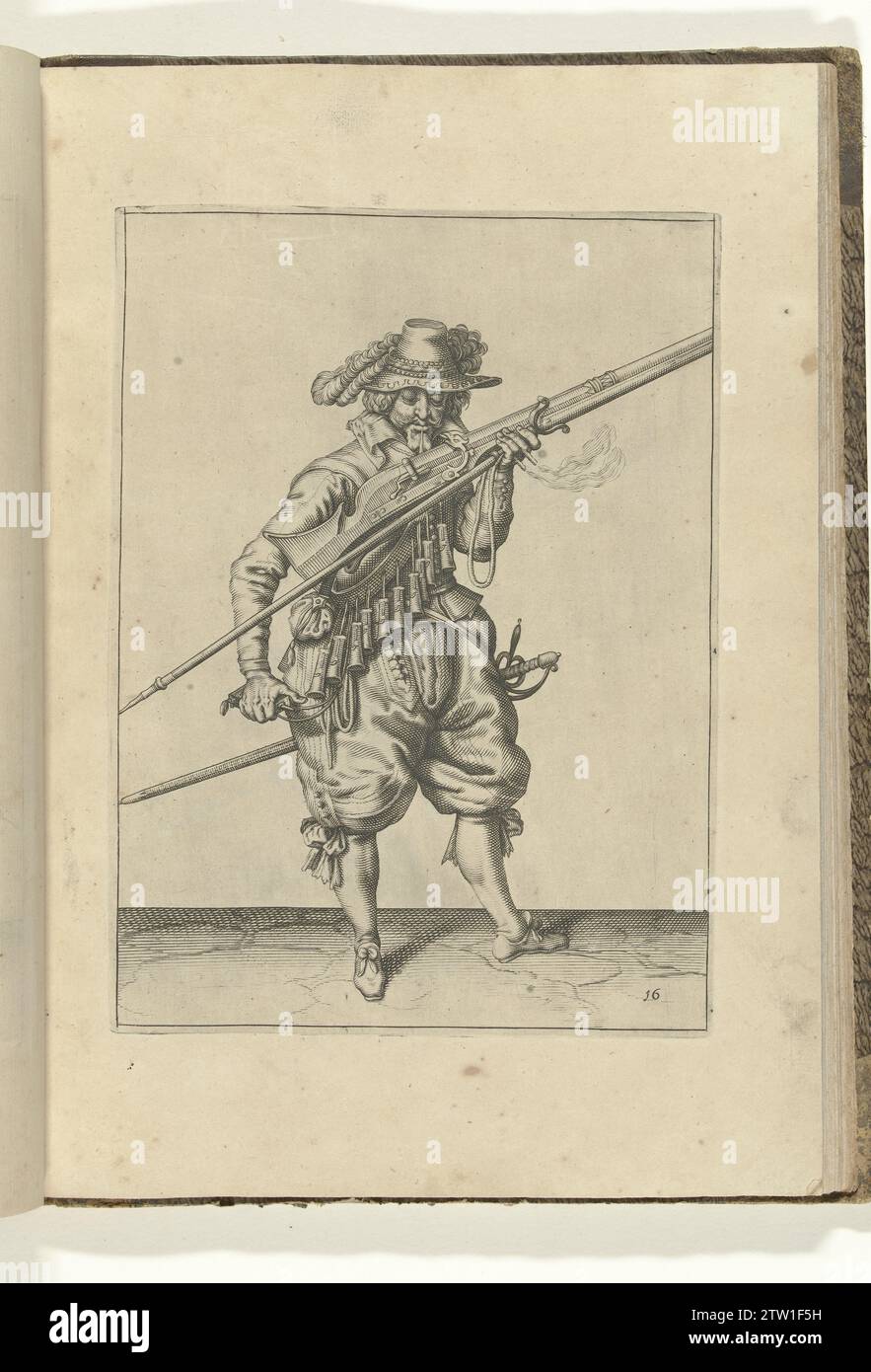 Soldat, der Funken aus der Pfanne seiner Muskete (Nr. 16) wegbläst, ca. 1600, 1597 - 1608 Ein Soldat rechts, rechts, der eine Muskete (eine bestimmte Schusswaffe) am Mund hält und über die Pfanne (das Pulverreservoir) (Nr. 16), ca. 1600. In seiner linken Hand neben der Muskete auch eine Furket (Muskettengabel) und ein brennender Docht. Eine Pulverflasche in seiner rechten Hand. Platte 16 in der Anleitung zur Handhabung der Muskete: Letter Enseigement, Sur Les Pourtraitz Figurez, Touchant le Droit Maniement du Mousquet. Teil der Illustrationen in einer französischen Ausgabe von J. de Gheyns Wapenhandelhe Stockfoto