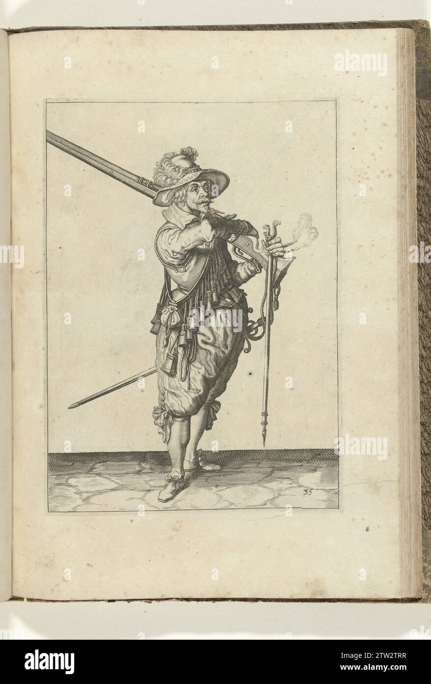 Wachsoldat nimmt seine Muskete von der Schulter (Nr. 35), ca. 1600, 1597 - 1608 Ein Wachsoldat rechts, rechts, der mit der rechten Hand (Nr. 35) eine Muskete (eine bestimmte Art Schusswaffe) von der linken Schulter nimmt, ca. 1600. In seiner linken Hand neben dem Kolben der Muskete auch eine Furmeret (Muskettengabel) und ein brennender Docht. Es handelt sich also um die gleiche Position wie die Person, die auf dem dritten Ausdruck der Serie zu sehen ist. Platte 35 in der Anleitung zur Handhabung der Muskete: Letter Enseigement, Sur Les Pourtraitz Figurez, Touchant le Droit Maniement du Mousquet. Teil von t Stockfoto