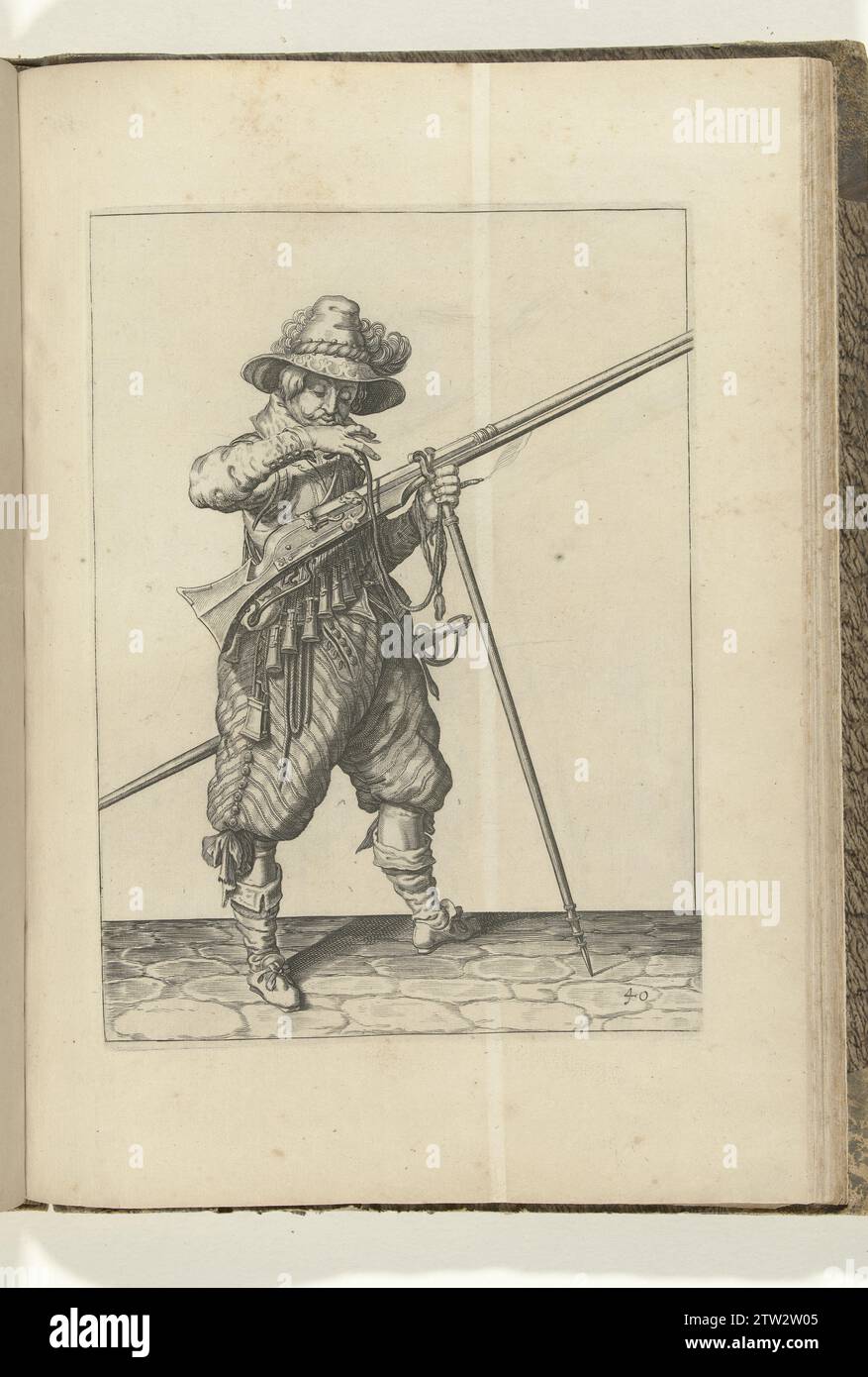 Wachsoldat mit einer Muskete, die seinen Docht in den Mund bringt, um ihn sauber zu blasen (Nr. 40), ca. 1600, 1597 - 1608 Ein Wachsoldat rechts, rechts, der mit seiner linken Hand eine Muskete (eine bestimmte Art von Schusswaffe) an der Gabel der Furket (Muskettengabel) hält, auf der die Schlinge (Nr. 40) aufliegt, ca. 1600. Mit seiner rechten Hand bringt er einen brennenden Docht in den Mund, um ihn sauber zu blasen. Platte 40 in der Anleitung zur Handhabung der Muskete: Letter Enseigement, Sur Les Pourtraitz Figurez, Touchant le Droit Maniement du Mousquet. Teil der Illustrationen in einer französischen Ausgabe von J. de Gheyns WAP Stockfoto