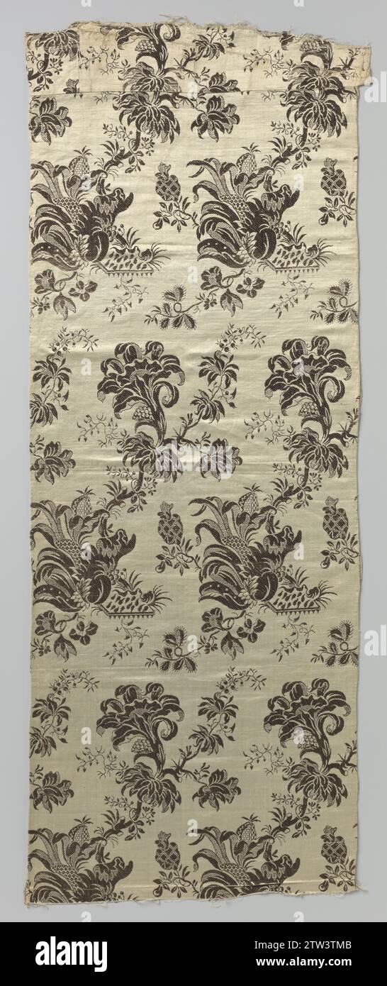 Fragment von drei Fragmenten des Seidendamms mit unter anderem horizontalen Reihen mit großen Blüten, anonym, um 1880 - um 1920 Fragment von drei Teilen Seidengewebe. Dies ist ein gestarteter Zijddamast mit einem Design aus horizontalen Reihen von großen Blumen mit aufrechtem Zweig, auf dem Blumen und Blätter auf einer Tischplatte liegen, mit einem braunen Rand auf einem cremefarbenen Fond beschnitten sind. Nach französischem Gewebe um 1730. Frankreich (möglicherweise) Seidenlampas (Textilmaterial) Fragment aus drei Teilen Seidengewebe. Dies ist ein gestarteter Zijddamast mit einem Design aus horizontalen Reihen von Stockfoto