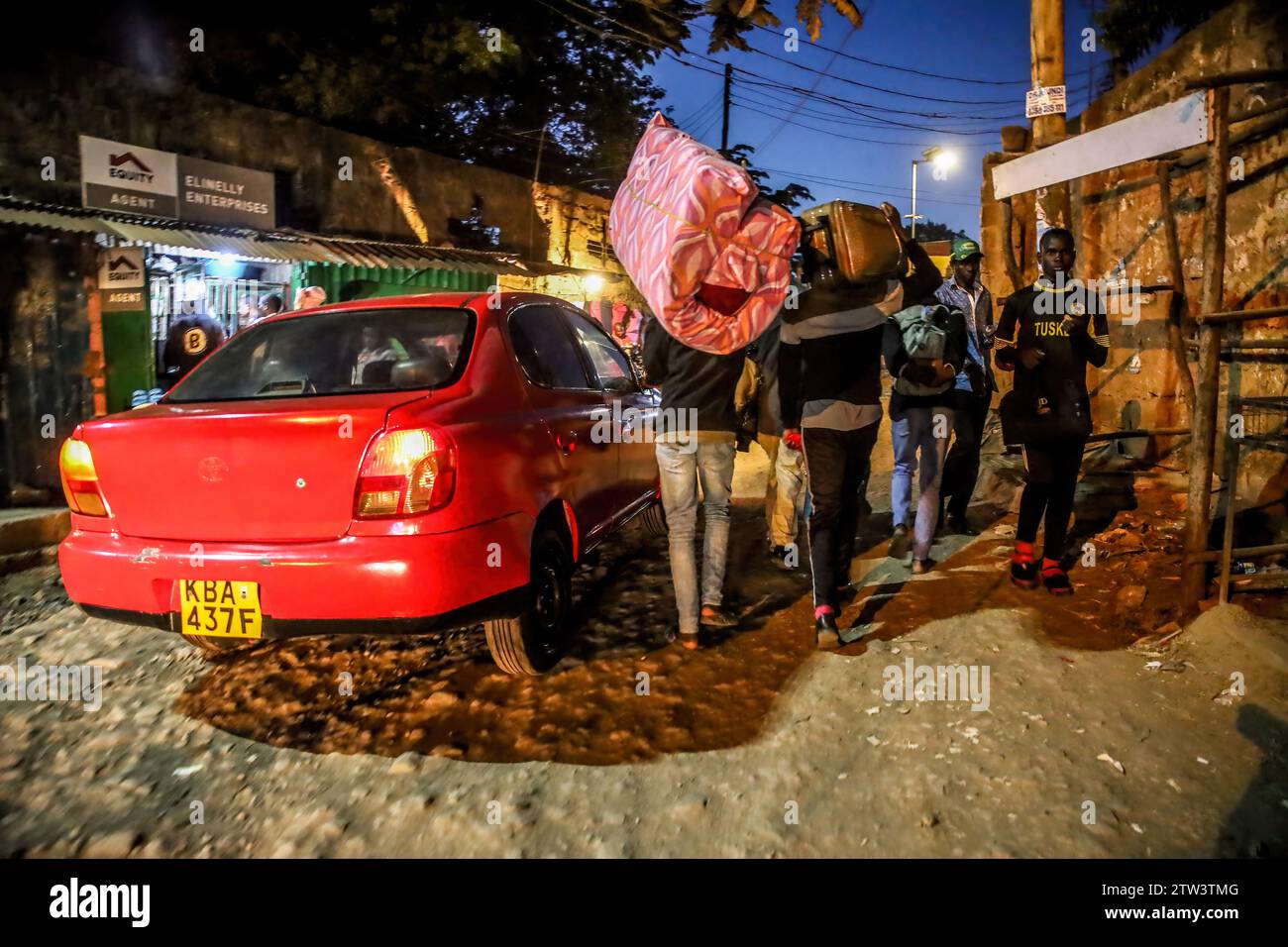 Nairobi, Kenia. Dezember 2023. Fußgänger gehen an den geschäftigen Straßen in Kibera Slum, Nairobi vorbei. Ein Blick auf das tägliche Leben in Kibera, das derzeit größte Slum Africaís, und die alltäglichen Geschäftsaktivitäten der Anwohner. (Foto: Donwilson Odhiambo/SOPA Images/SIPA USA) Credit: SIPA USA/Alamy Live News Stockfoto