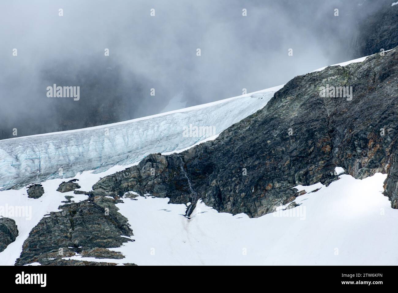 Ein ruhiger, aber unheimlicher Blick auf den Gletscher am Wedgemount Lake, während die Wolken absteigen. Stockfoto