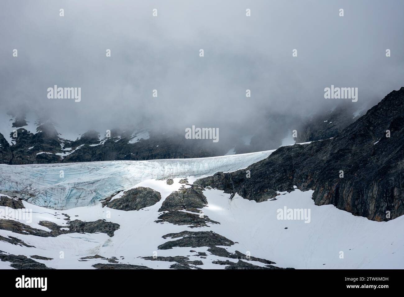 Die stille Weite des Wedgemount Lake unter den brodelnden Gewitterwolken. Stockfoto
