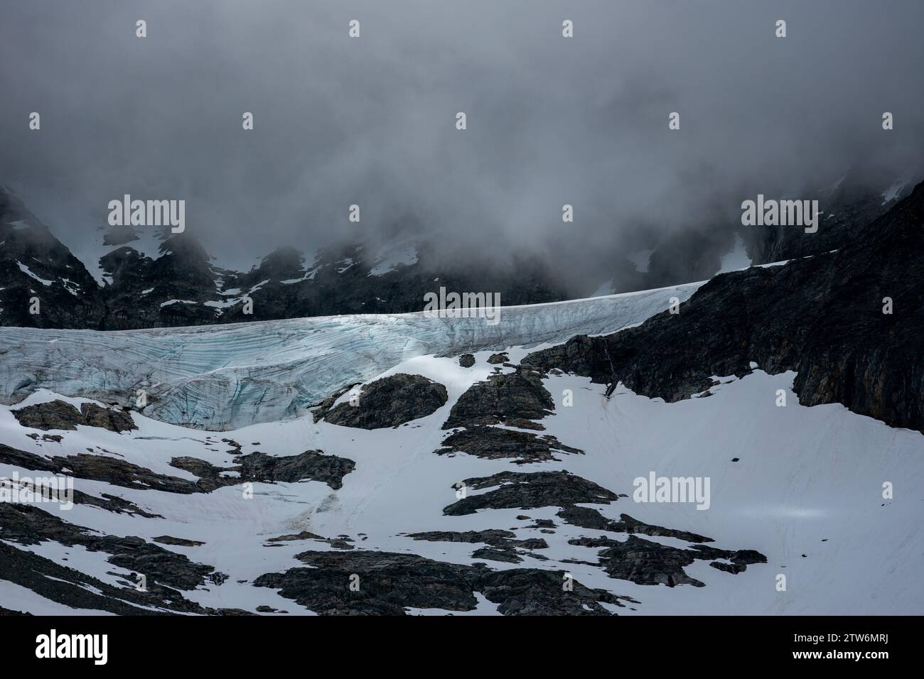 Die stille Weite des Wedgemount Lake unter den brodelnden Gewitterwolken. Stockfoto
