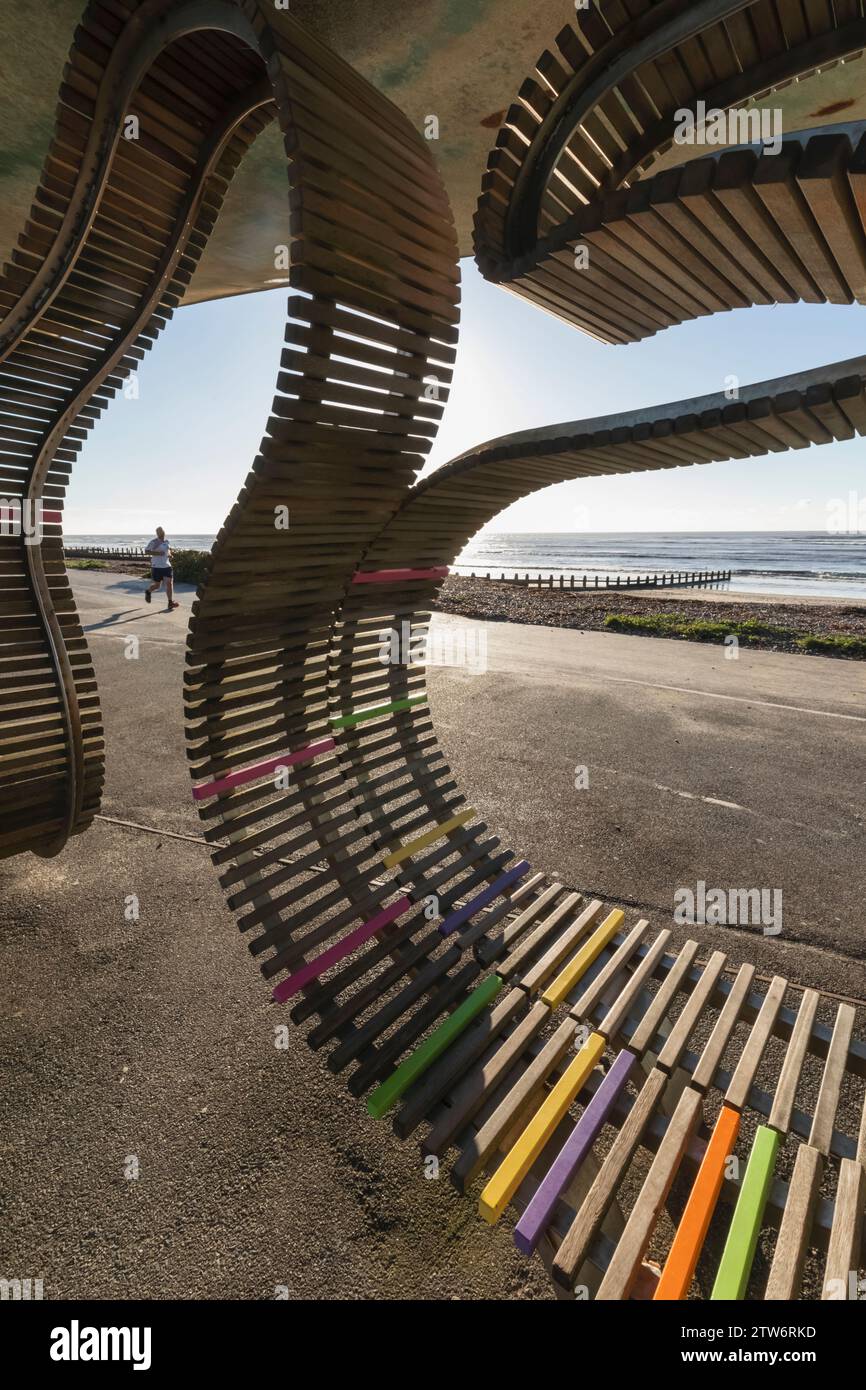 England, West Sussex, Littlehampton, The Long Bench, entworfen von Studio Weave Stockfoto