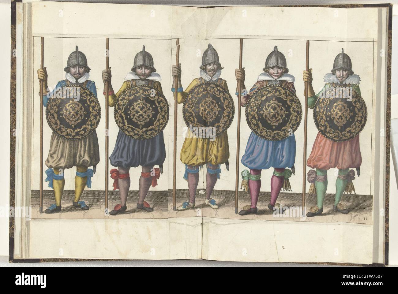 Die Übung mit Schild und Spießen: Fünf Soldaten stehen nebeneinander in der Reihe mit dem Spieß in der rechten Hand auf dem Boden und dem Schild für die Brust (Nr. 31), 1618, 1616 - 1618 die Übung mit Schild und Spießen: fünf Soldaten stehen Seite an Seite mit dem Spieß in der rechten Hand auf dem Boden und dem Schild vor der Brust, 1618. Teil der Abbildungen in: Adam van Breen, Nassauische Waffenhandelung, 1618, Kennzeichen Nr. 31. War Awareness um 1600. Nordholländisches Papier, das die Übung mit Schild und Spießen graviert: Fünf Soldaten stehen auf der Seite Stockfoto