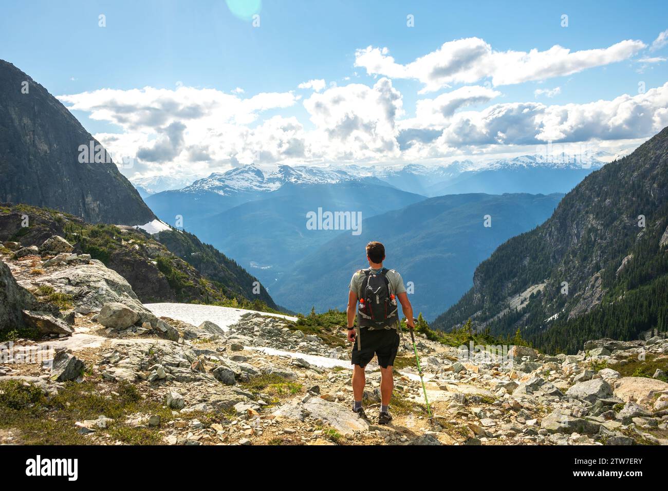 Alleinwanderer genießen die weite Aussicht auf das Tal vom Wedgemount Lake Trail. Stockfoto