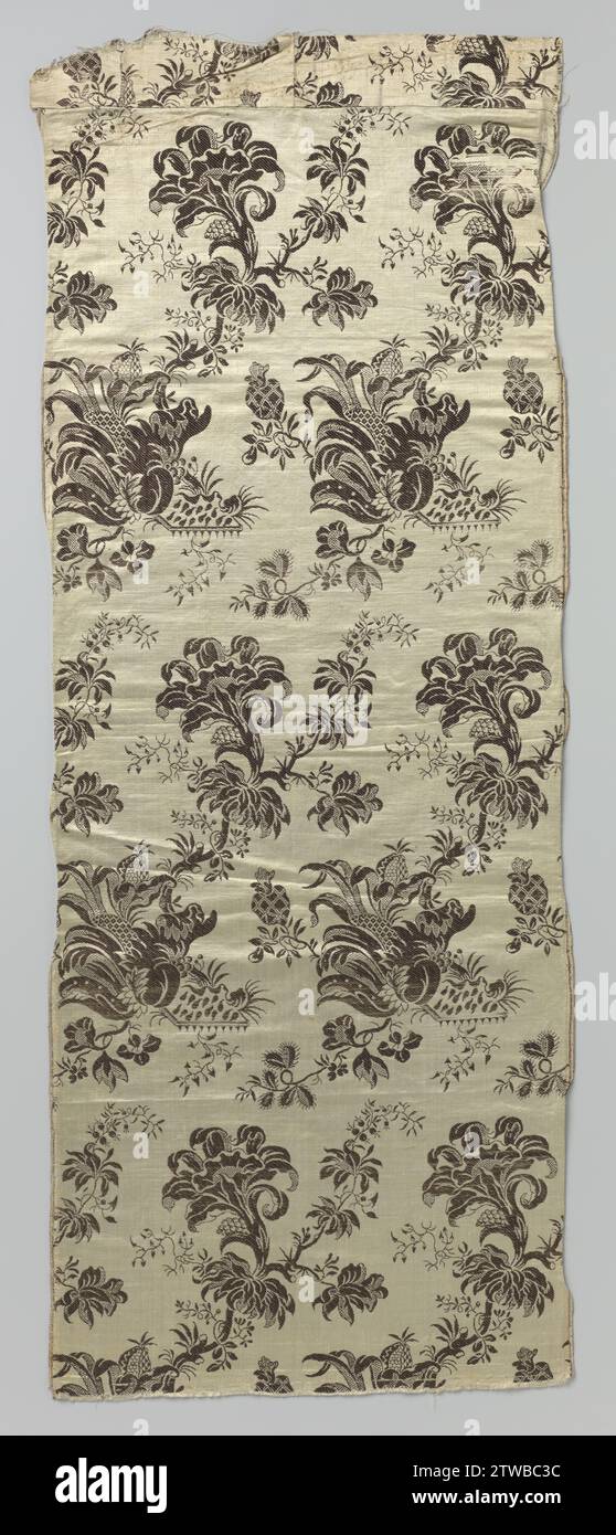 Fragment von zwei Seiten des Seidendamms mit unter anderem horizontalen Reihen mit großen Blüten, anonym, ca. 1880 - ca. 1920 Fragment zweier genähter Seidendamm mit einem Design horizontaler Reihen großer Blüten mit aufrechtem Zweig, auf dem Blumen und Blätter liegen, auf einer Tischplatte gelegen, fiel mit einer spitzen Kante in Braun auf einer cremefarbenen Brühe ab. Nach französischem Gewebe um 1730. Frankreich (möglicherweise) Seidenlampas (Textilmaterial) Fragment zweier genähter Schienen aus Seidendämmmast mit einem Design aus horizontalen Reihen großer Blumen mit aufrechtem Zweig Stockfoto
