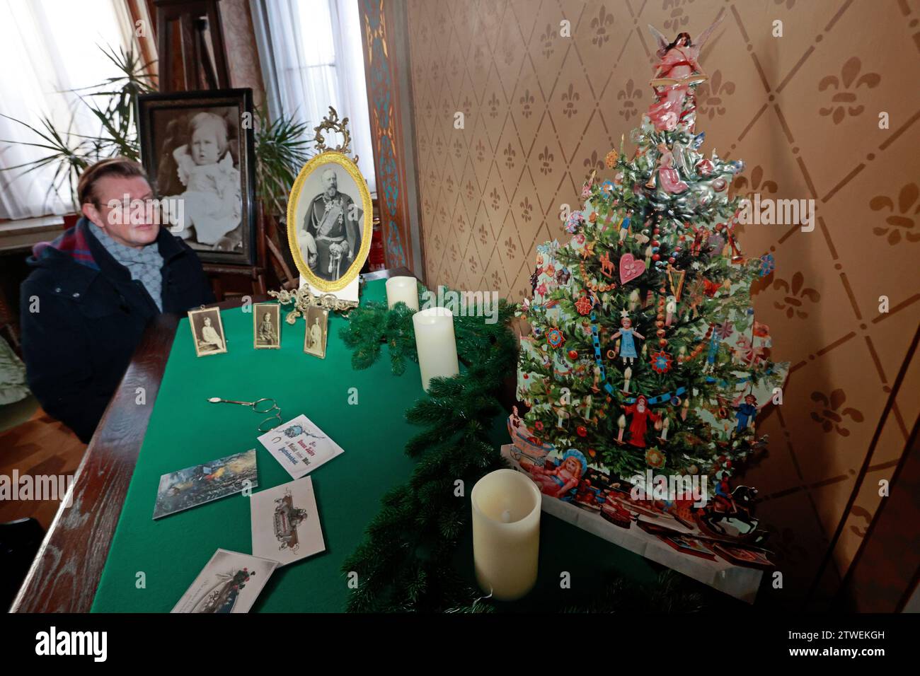 20. Dezember 2023, Sachsen-Anhalt, Wernigerode: Ein Adventskalender aus dem 19. Jahrhundert schmückt einen Museumsraum im Schloss Wernigerode. Tauchen Sie ein in die festliche und Ballsaison: Der festliche WinterSchloß Wernigerode steht unter dem Motto „Köstlichkeiten“. Die gesamten aristokratischen Räume sind in moderner festlicher Pracht gehalten, ergänzt und ergänzt durch eine Gegenüberstellung historischer Berichte aus der Weihnachtszeit und Feierlichkeiten aus etwa 150 Jahren. Der Winterpalast kann bis zum 7. Januar 2024 besucht werden. Mit Beginn der Adventszeit wird Schloss Wernigerode in ein festliches Gebäude verwandelt Stockfoto