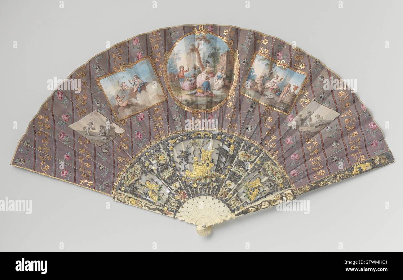 Faltbereich mit Doppelblatt aus dünnem Leder und Gouache-Malerei; Elfenbeinvorderseite, Ajour und Relief mit goldener und silberner Spitze und Hintergrund aus Perlmutt, Schlussknopf mit Stras, anonym, ca. 1770 - ca. 1780 Falzserie mit Doppelblatt aus dünnem Leder und Gouache-Malerei; Vorderseite aus Elfenbein, Ajour und Relief geschnitten mit Gold und Silber gekrönt und Hintergrund aus Perlmutt, abschließender Stift mit Stras. Auf einem Schaft mit vertikalen Streifen, zwischen denen Rosen und Blumengirlanden, die eine enge Beziehung zu französischen Seidenstoffen aus dieser Zeit aufweisen, ein Oval und zwei Re Stockfoto