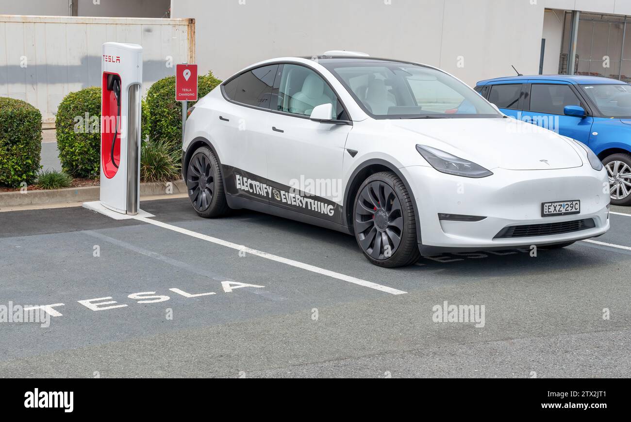 RUNAWAY BAY, QUEENSLAND, AUSTRALIEN. Am 21. Dezember 2023 lädt Tesla das Auto im Einkaufszentrum Runaway Bay in Queensland, Australien auf. Stockfoto