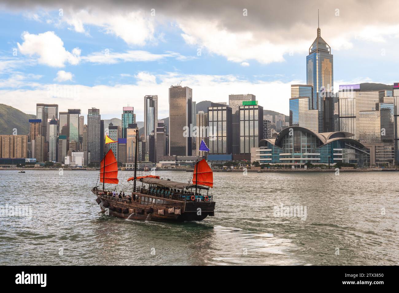 Ein chinesischer Junk, der im Hafen von victoria in hongkong, China, operiert Stockfoto